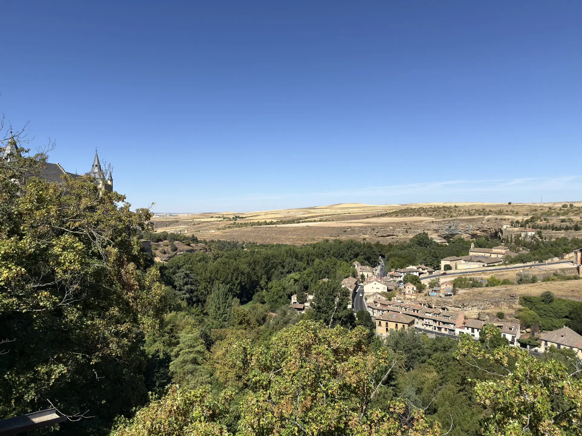 Vista del valle del río Eresma con vegetación exuberante y pueblo al fondo en la meseta, Foto propia La Maleta Inquieta, septiembre 2026