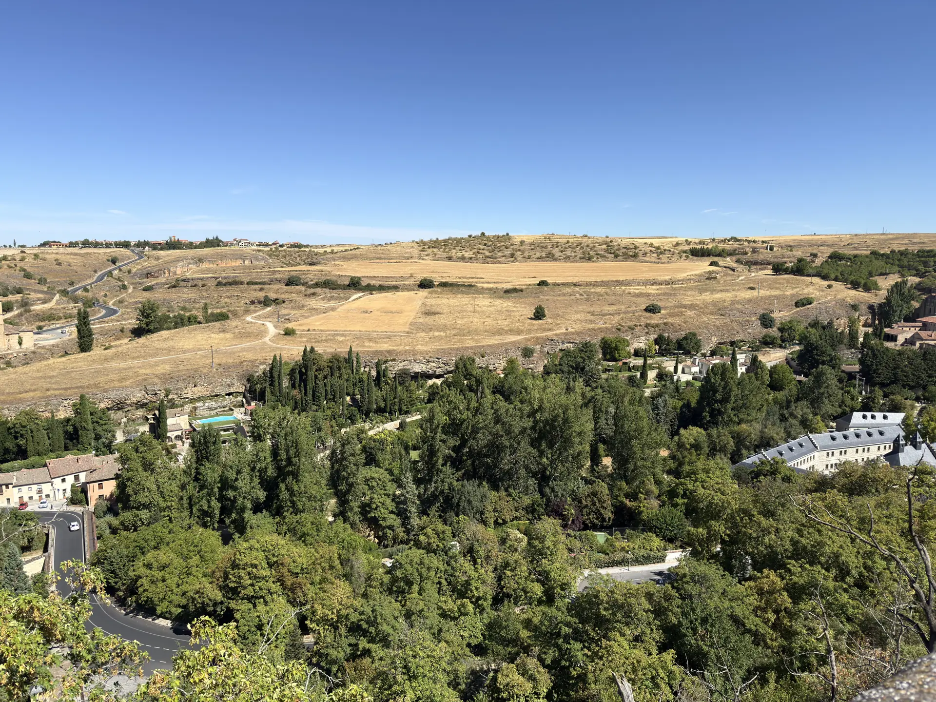 Vista panorámica del valle de Segovia con campos áridos y carretera serpenteante, Foto propia La Maleta Inquieta, octubre 2026