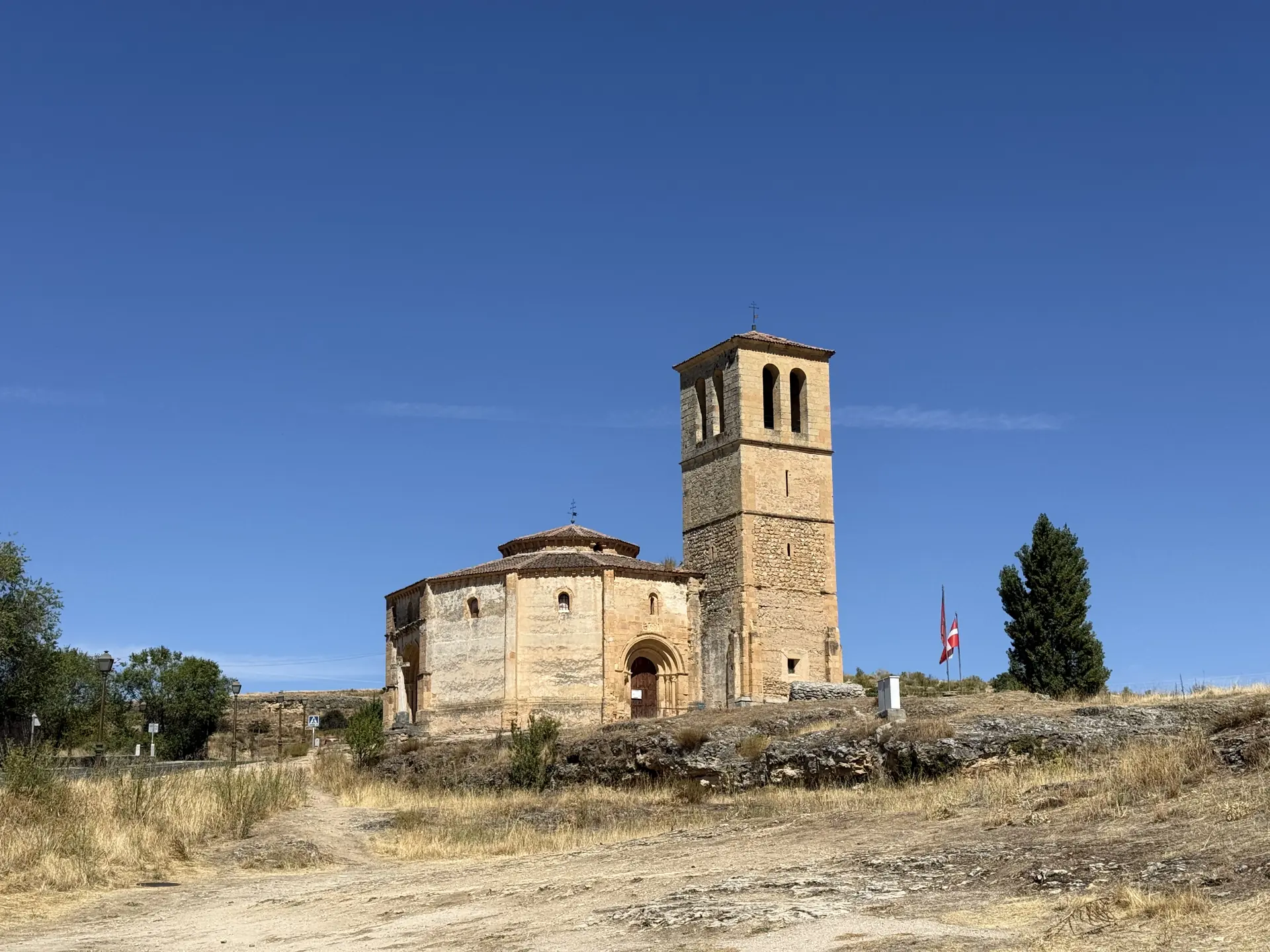 Torre campanario de la Vera Cruz en primer plano con estructura románica, Foto propia La Maleta Inquieta, septiembre 2026