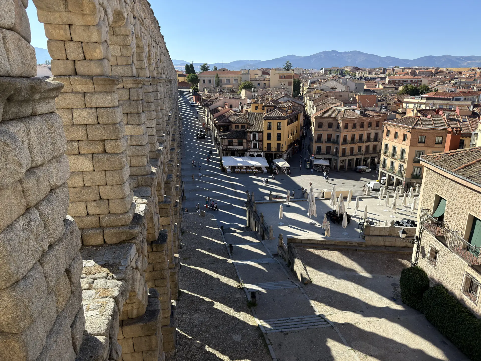 Vista de la plaza del Azoguejo desde lo alto del Acueducto de Segovia