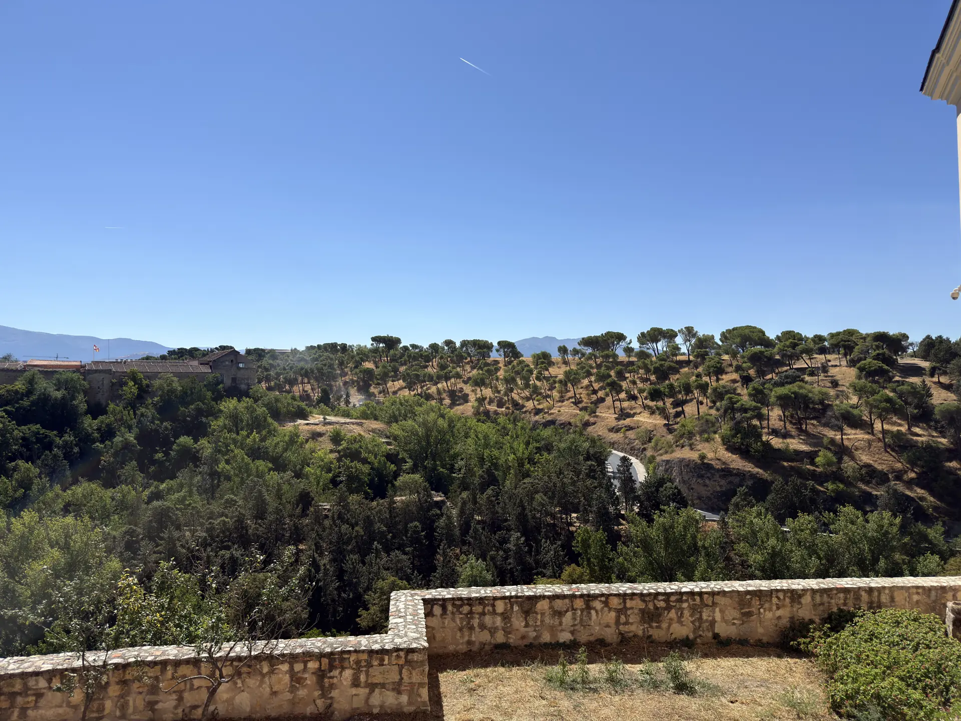 Vista del valle del Eresma con pradera arbolada desde la muralla de Segovia, Foto propia La Maleta Inquieta, octubre 2026