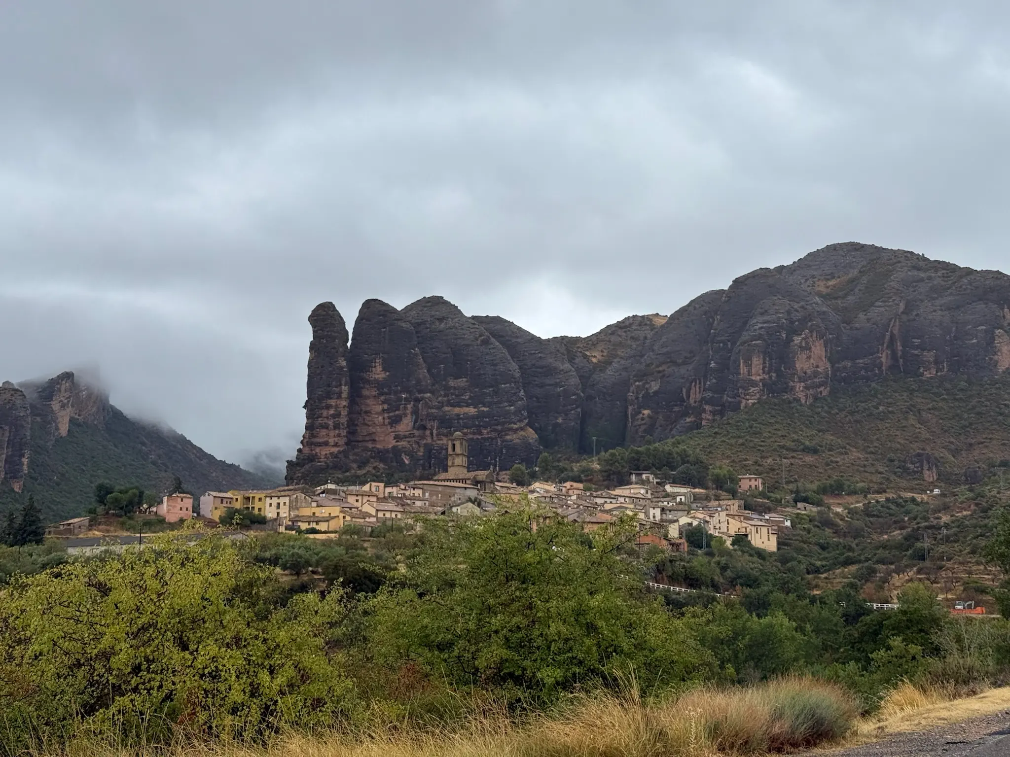 Vista panorámica de Agüero con los mallos de conglomerado y niebla baja en el valle. Foto propia La Maleta Inquieta, octubre 2026