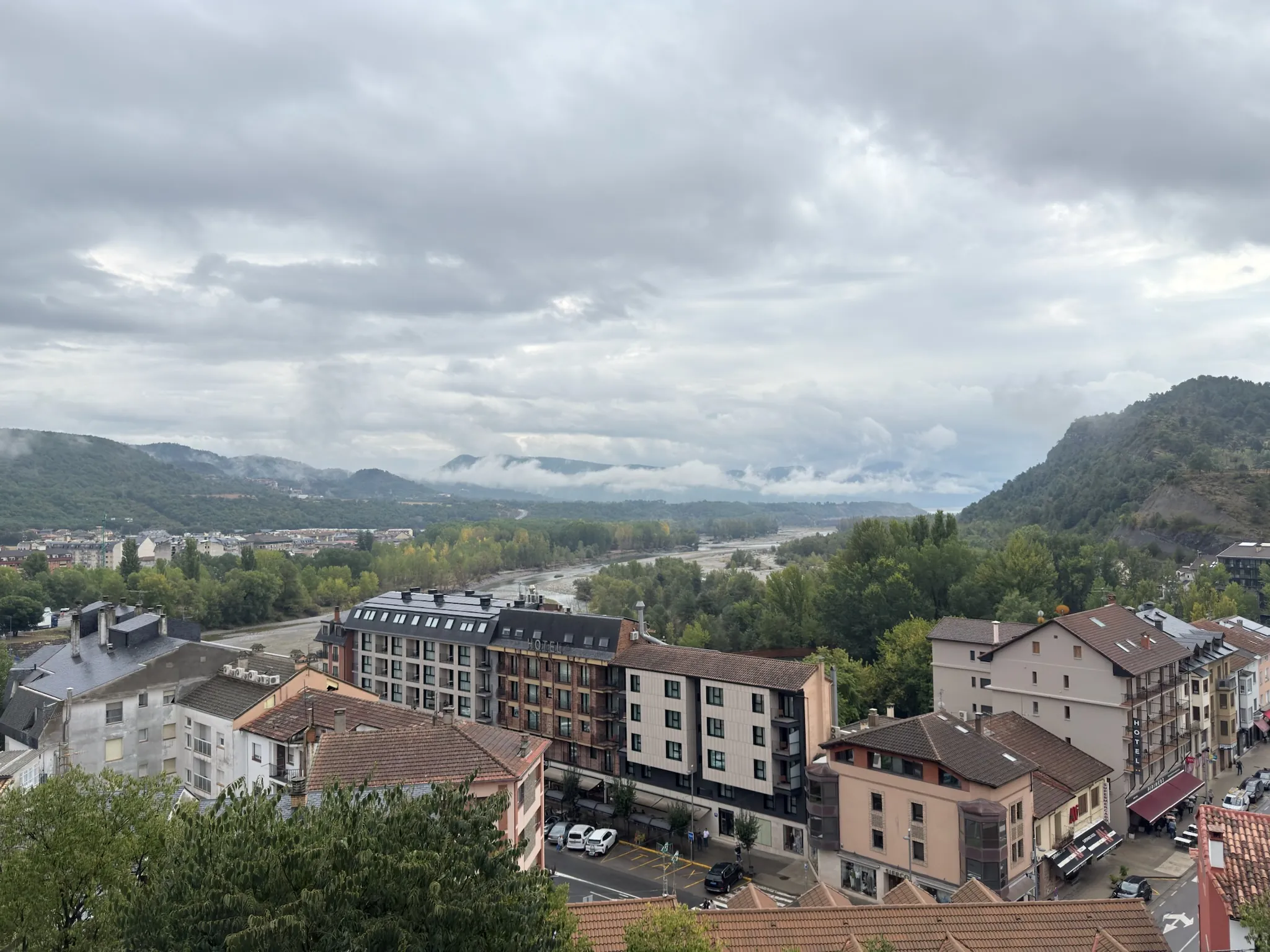 Panorámica de la zona moderna de Aínsa con edificios, hoteles, río y montañas desde el castillo. Foto propia La Maleta Inquieta, octubre 2026