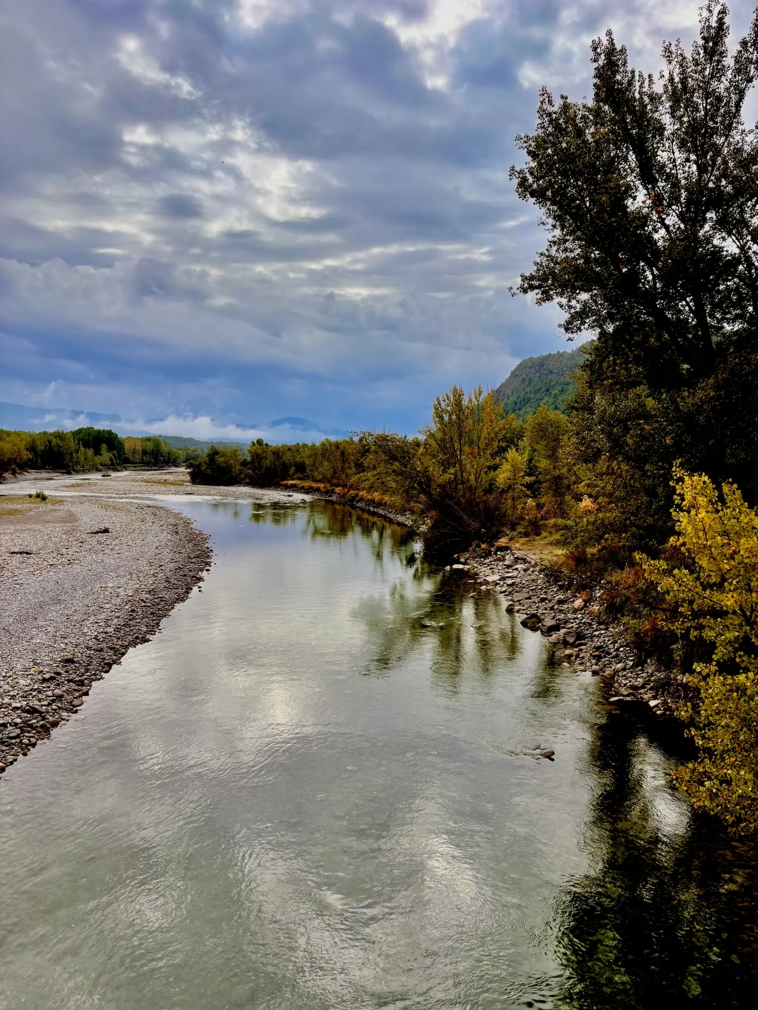 Río Cinca con orillas de cantos rodados y vegetación de ribera con colores otoñales a su paso por Aínsa. Foto propia La Maleta Inquieta, octubre 2026