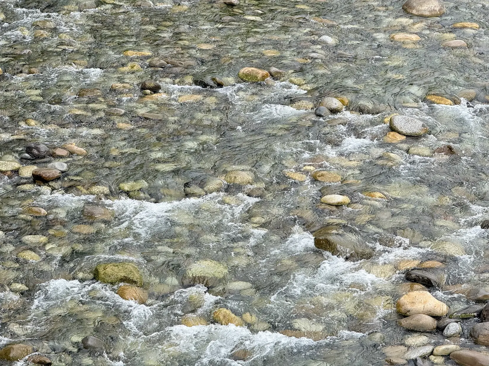 Lecho del río con agua transparente sobre cantos rodados de diversos tamaños cerca de Aínsa. Foto propia La Maleta Inquieta, octubre 2026