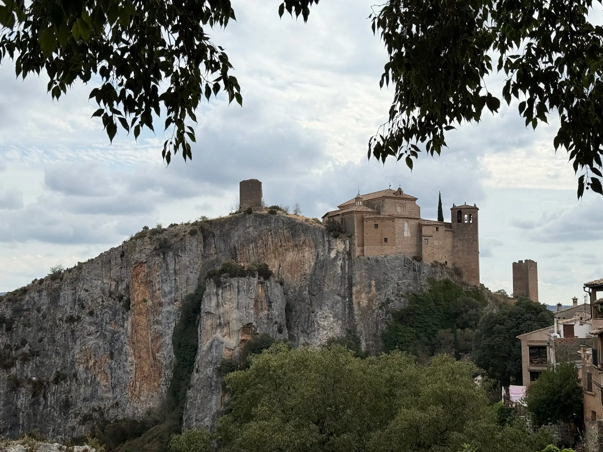 Vista de Alquézar con la colegiata y el castillo sobre el acantilado del río Vero. Foto propia La Maleta Inquieta, octubre 2026