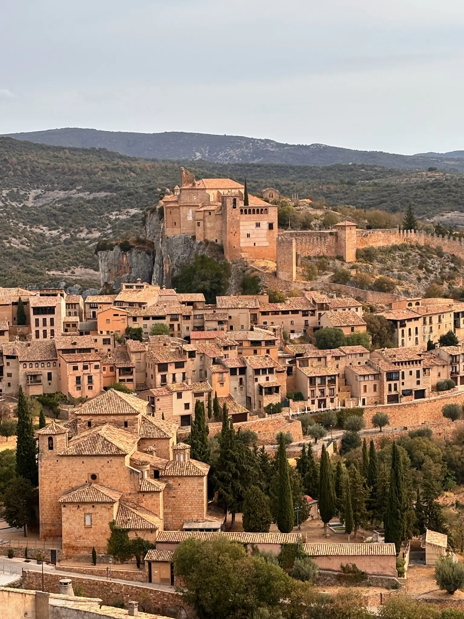 Vista panorámica del pueblo de Alquézar con la colegiata fortificada en lo alto del peñasco y casas de piedra. Foto propia La Maleta Inquieta, octubre 2026