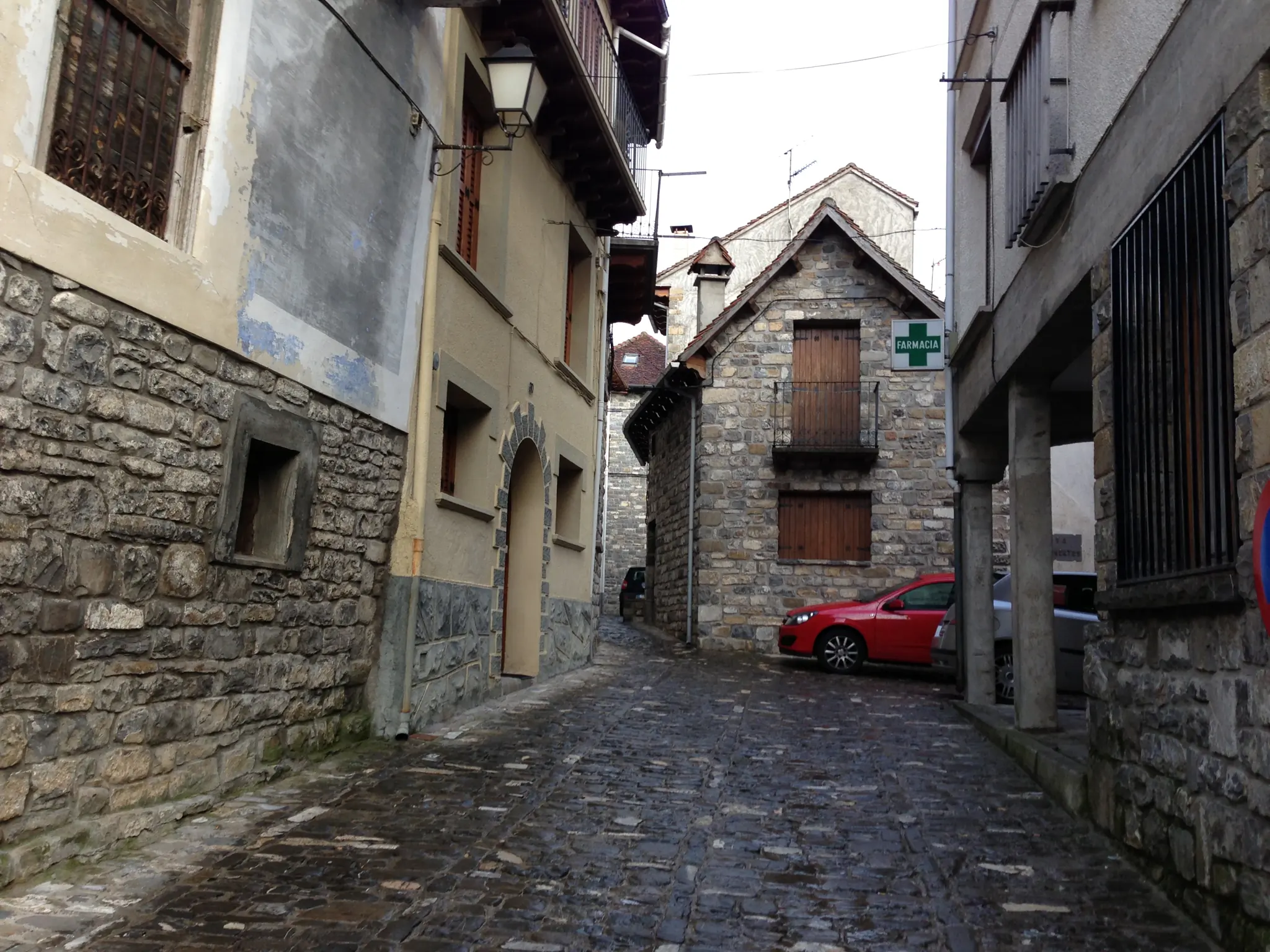 Calle empedrada del pueblo de Ansó con casas tradicionales de piedra y tejados a dos aguas en el valle pirenaico aragonés