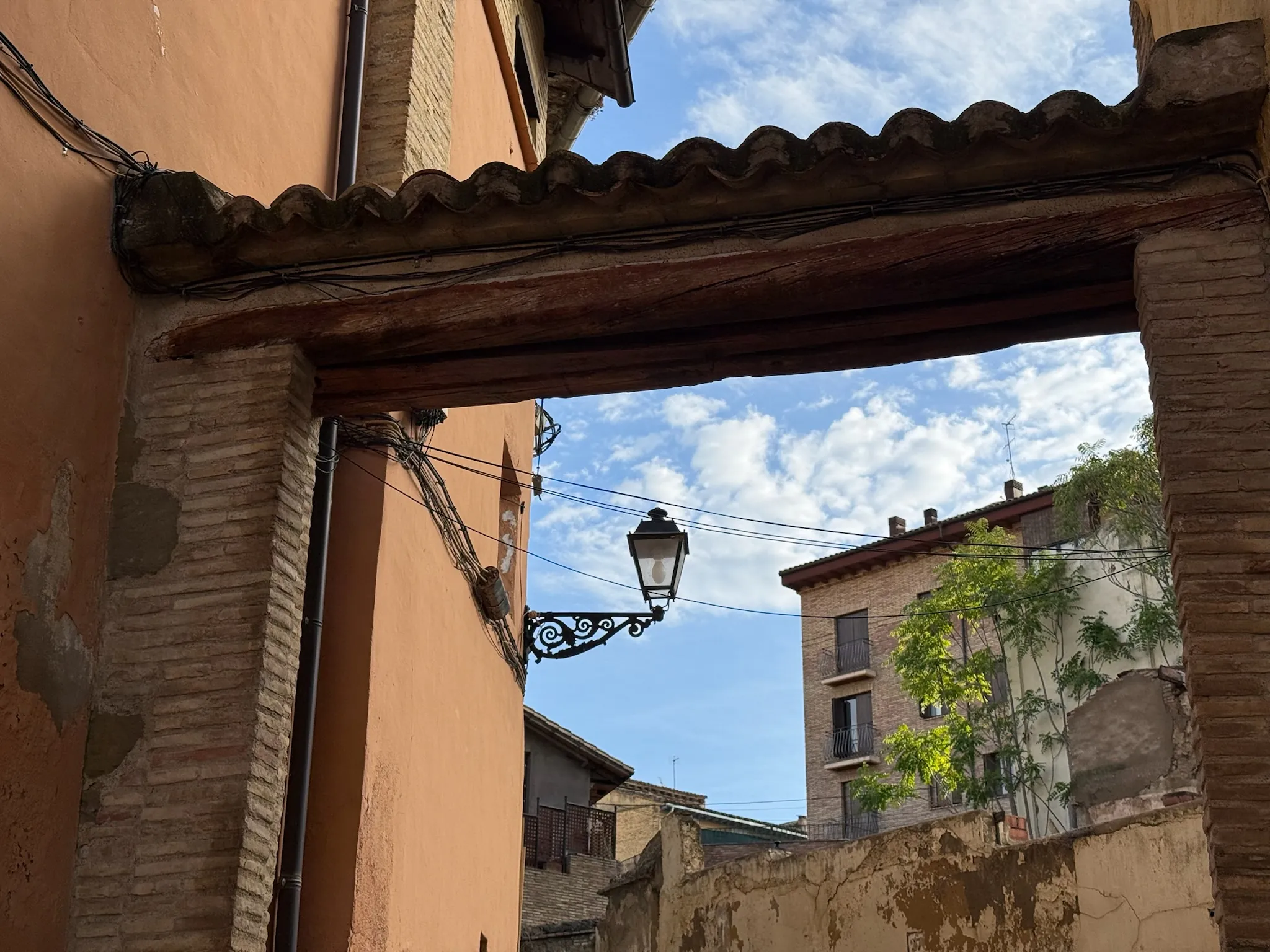 Arco cubierto con vigas de madera y techo de tejas en una calle del casco antiguo de Huesca. Foto propia La Maleta Inquieta, octubre 2026
