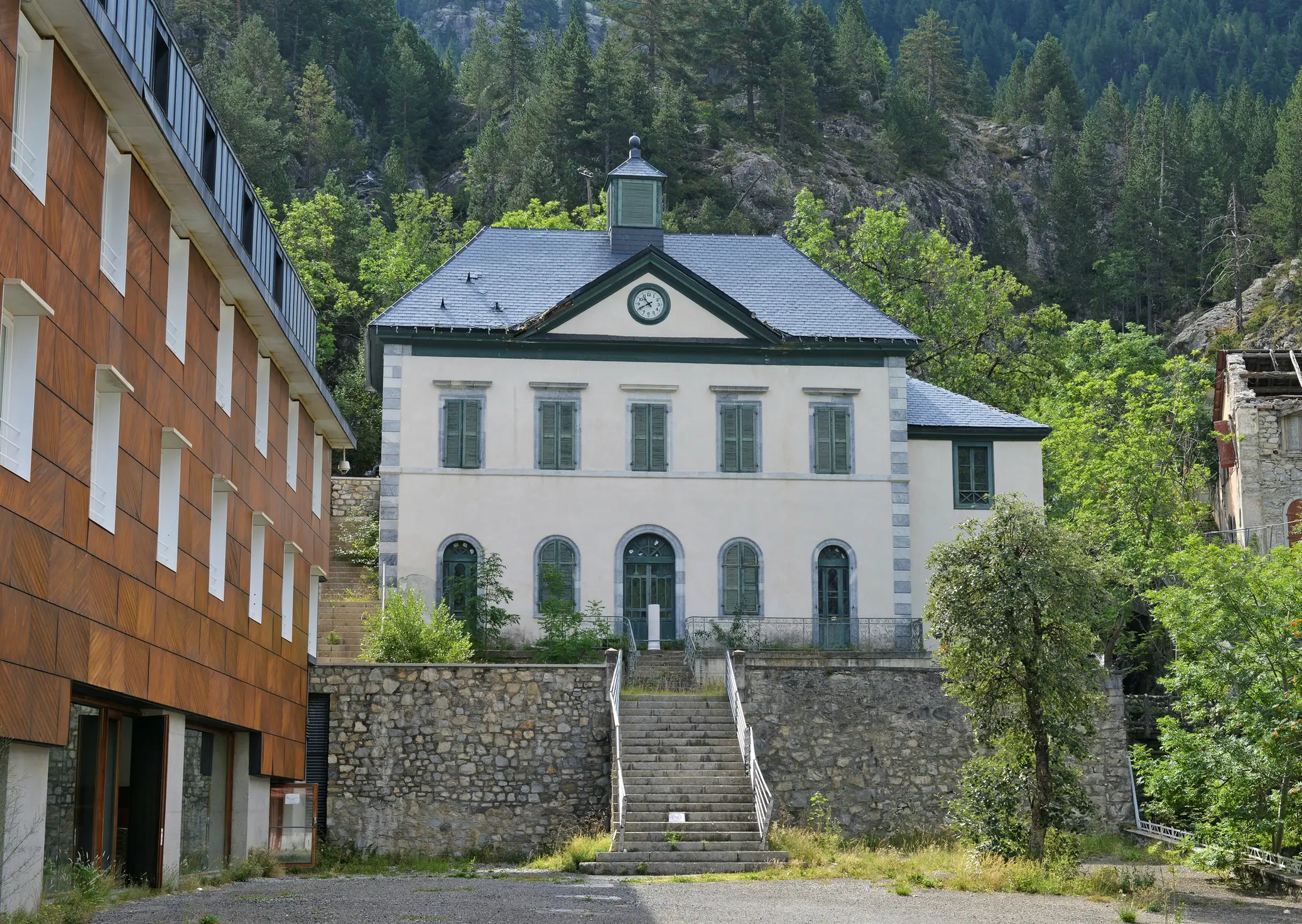 Fachada del edificio histórico del Balneario de Panticosa con arquitectura clásica y escalinata frontal en el valle