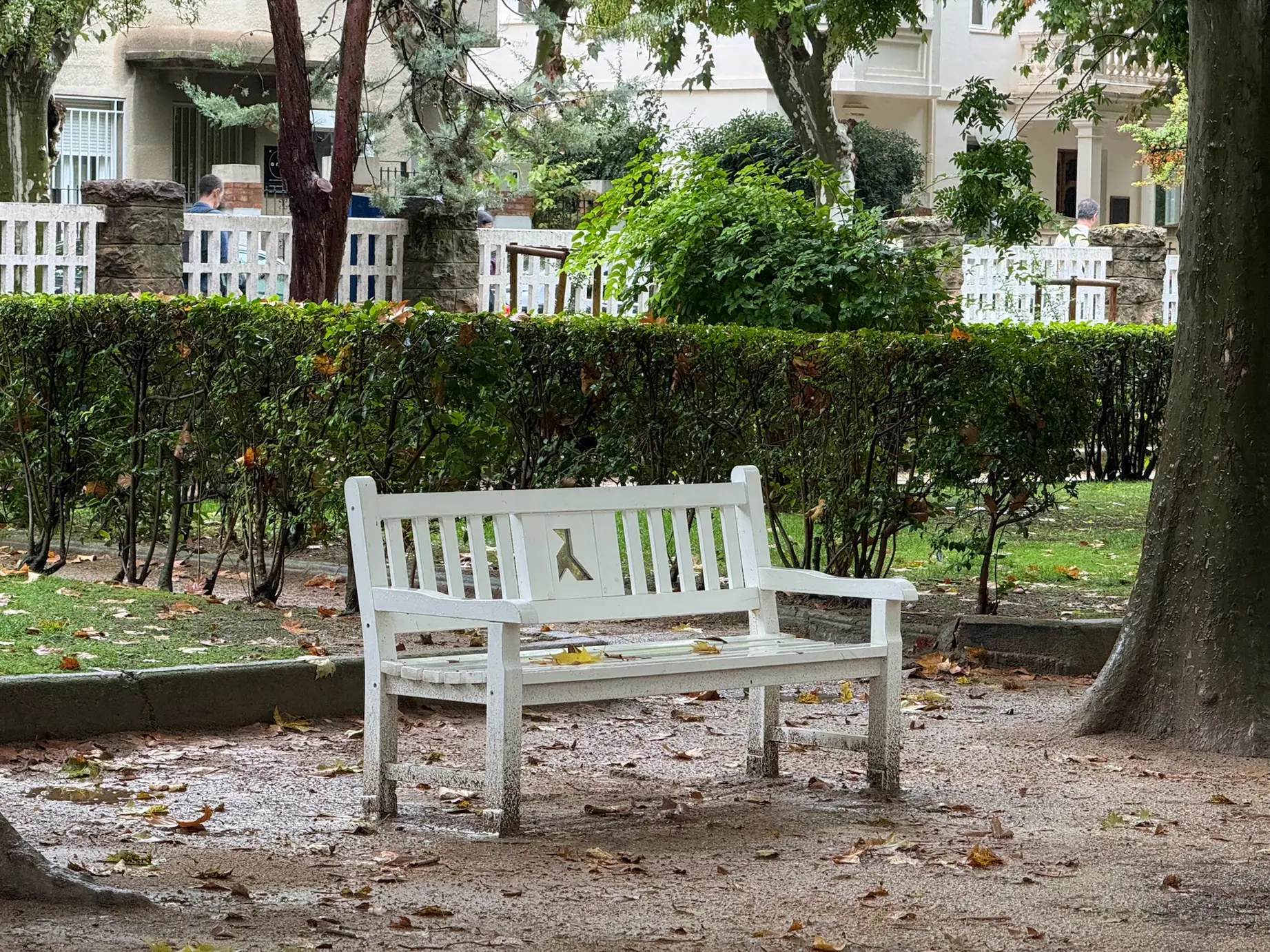 Banco blanco de madera en el Parque Miguel Servet de Huesca rodeado de árboles y arbustos. Foto propia La Maleta Inquieta, octubre 2026