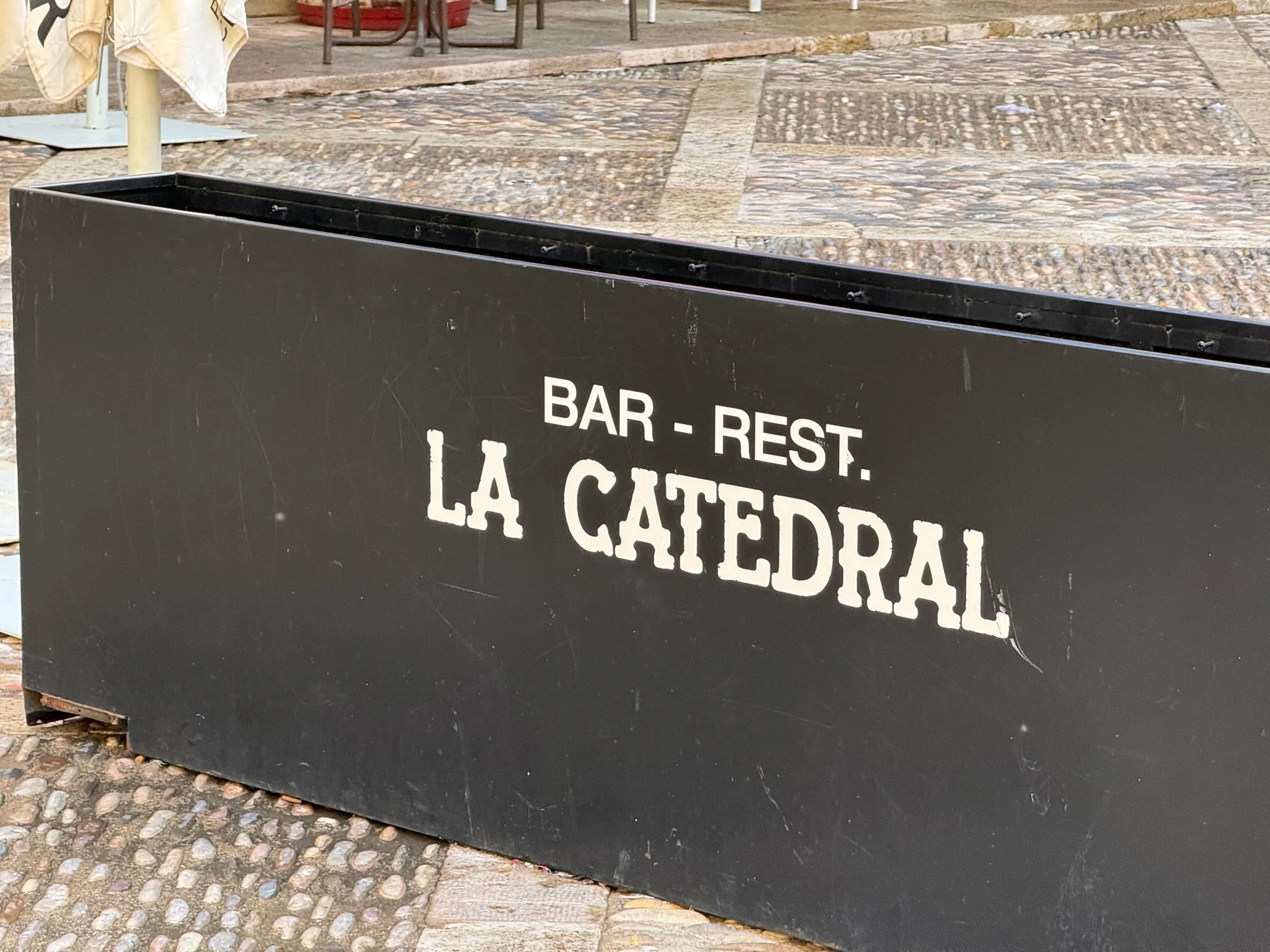 Cartel del Bar Restaurante La Catedral en la plaza de la Catedral de Huesca. Foto propia La Maleta Inquieta, octubre 2026