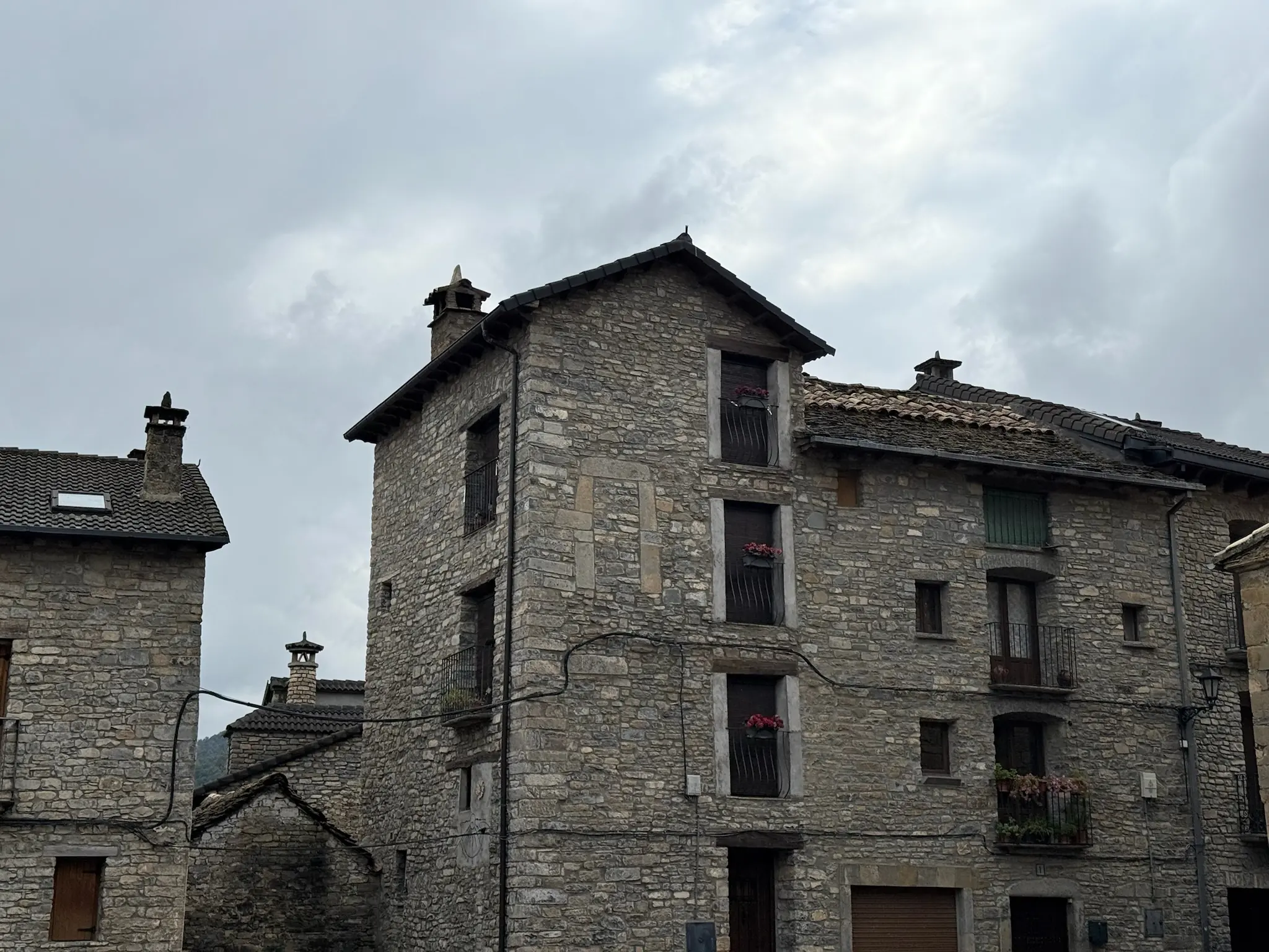 Casas de piedra tradicionales con chimeneas típicas pirenaicas en el casco antiguo de Boltaña. Foto propia La Maleta Inquieta, octubre 2026