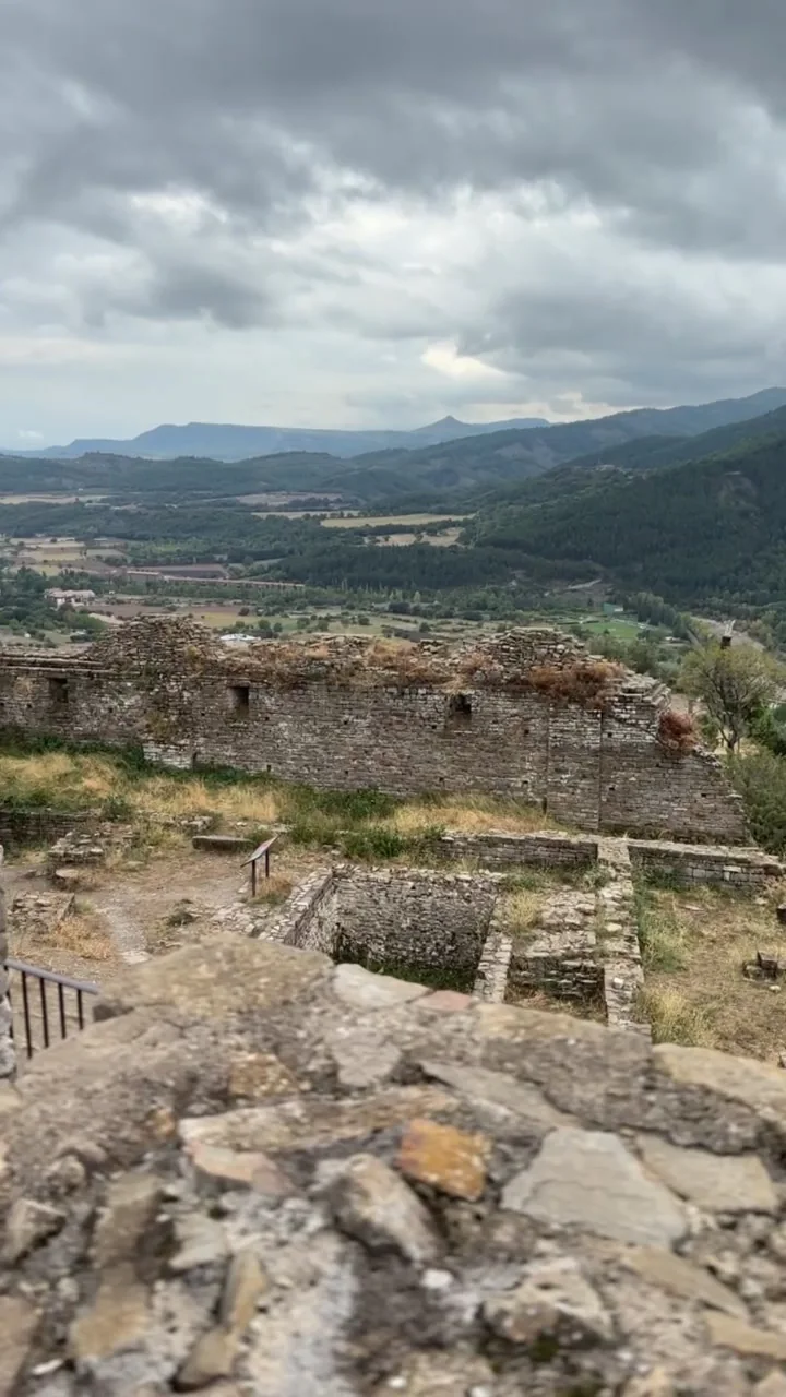 Ruinas del castillo de Boltaña con muros de piedra y vista panorámica del valle y montañas. Foto propia La Maleta Inquieta, octubre 2026