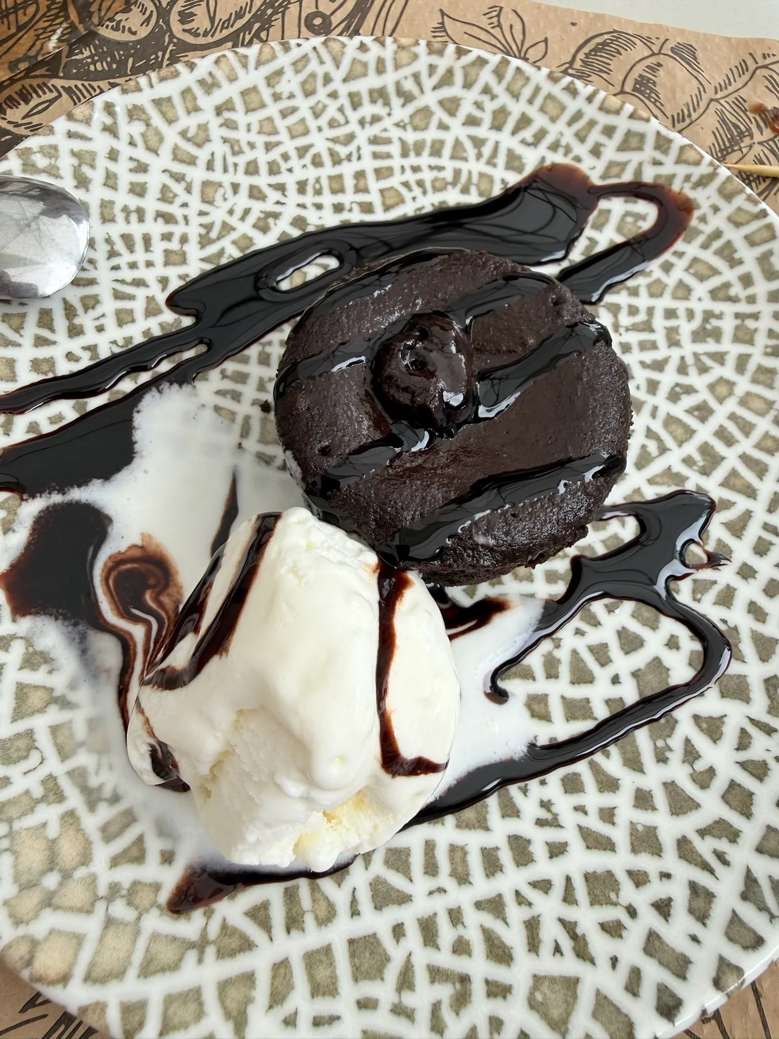 Coulant de chocolate caliente con interior fundido y helado de vainilla servido en Boltaña. Foto propia La Maleta Inquieta, octubre 2026