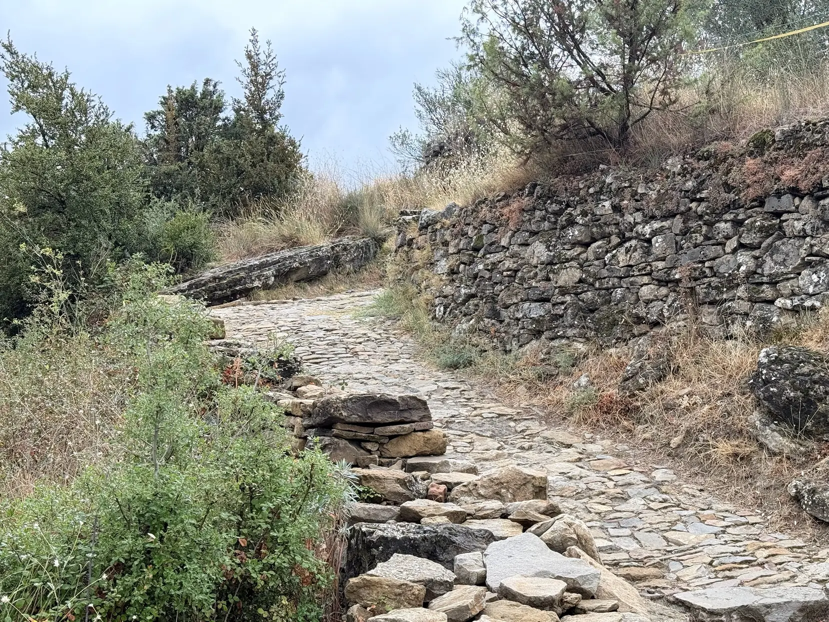 Camino empedrado con escalones irregulares de piedra subiendo al castillo de Boltaña. Foto propia La Maleta Inquieta, octubre 2026