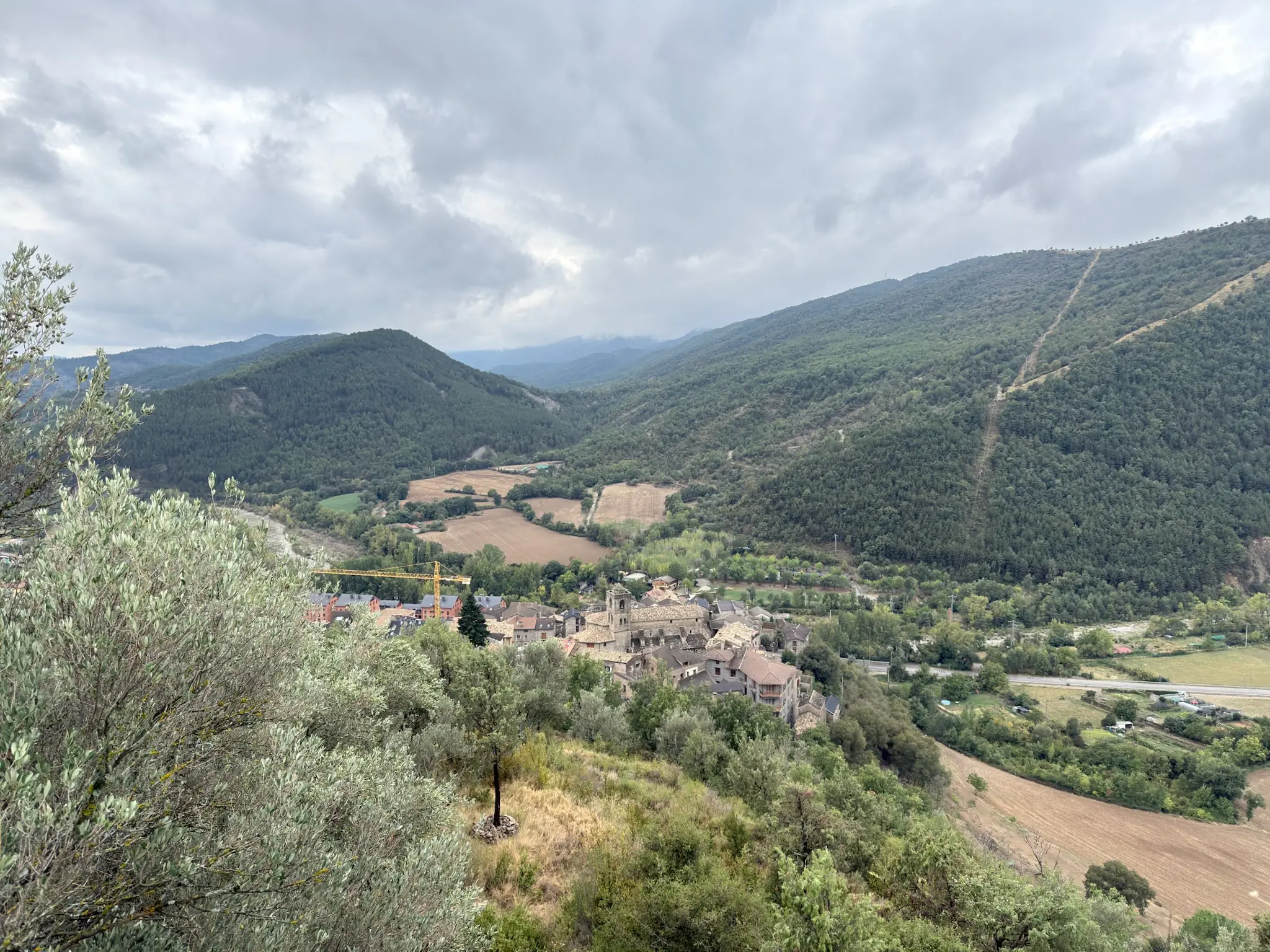 Vista panorámica del valle del Ara con Boltaña en primer plano y montañas del Sobrarbe al fondo. Foto propia La Maleta Inquieta, octubre 2026