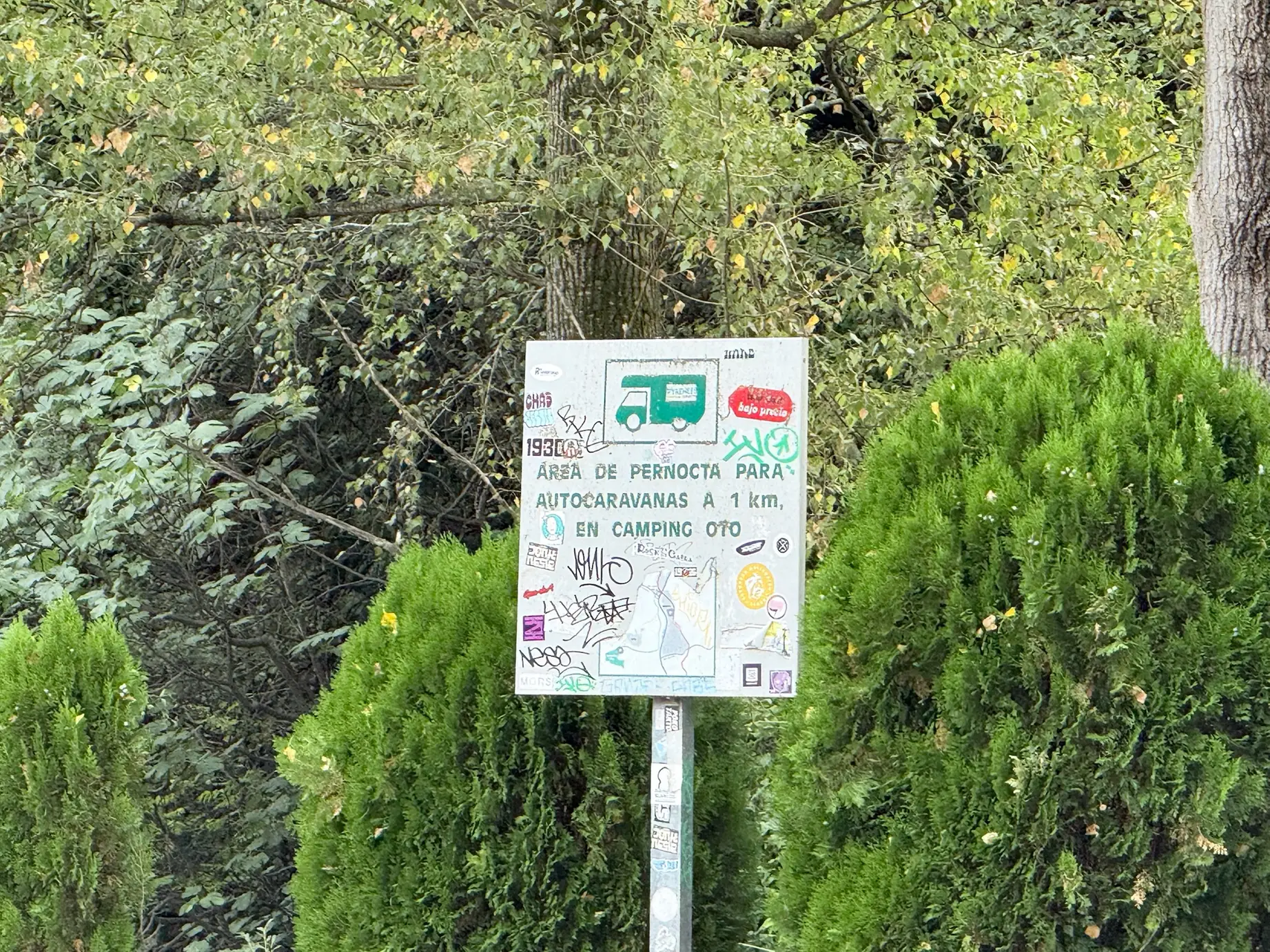 Cartel indicando área de pernocta para autocaravanas a 1 km en Camping Oto cerca de Broto. Foto propia La Maleta Inquieta, octubre 2026