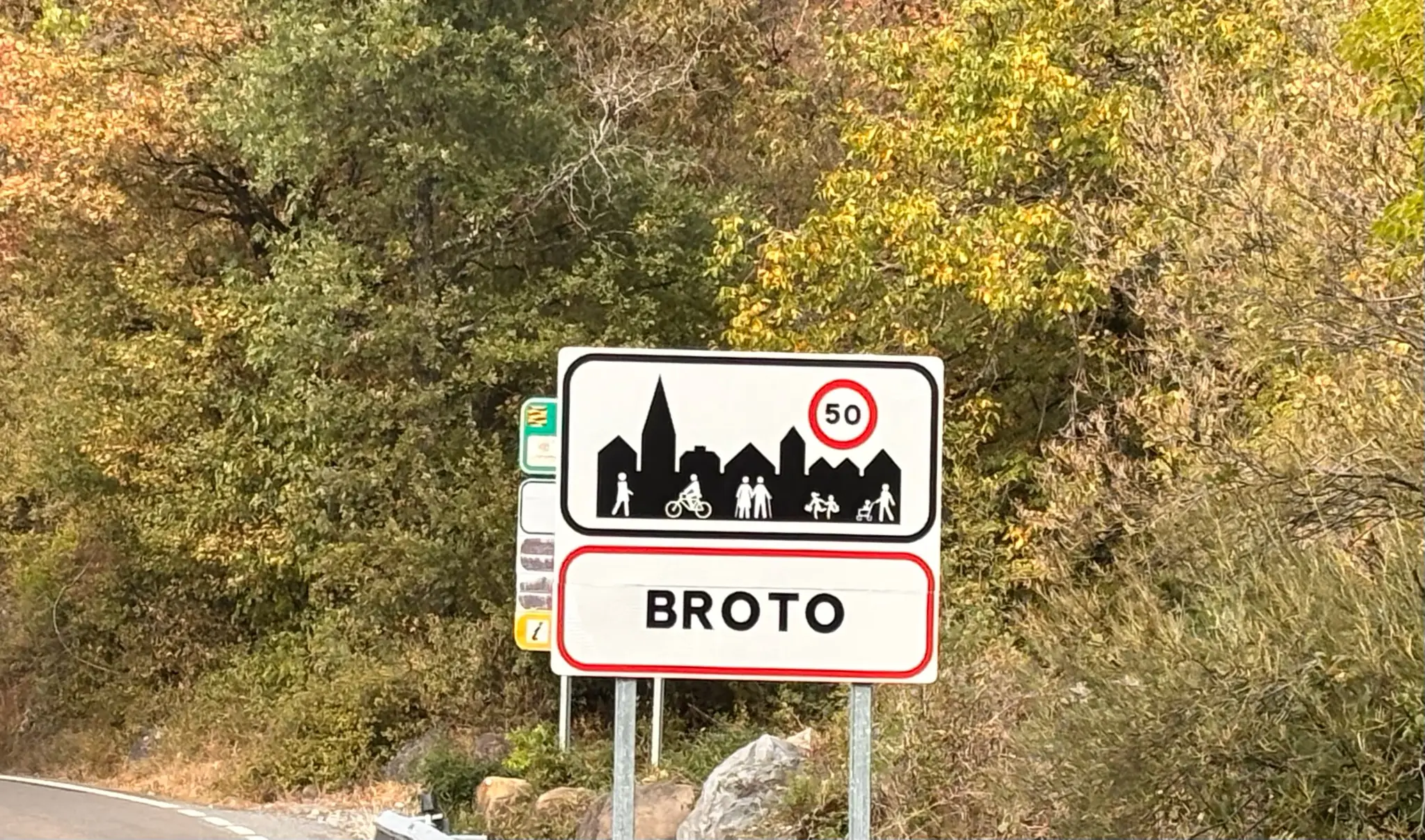 Señal de entrada al pueblo de Broto con pictogramas de núcleo urbano y límite de 50 km/h. Foto propia La Maleta Inquieta, octubre 2026