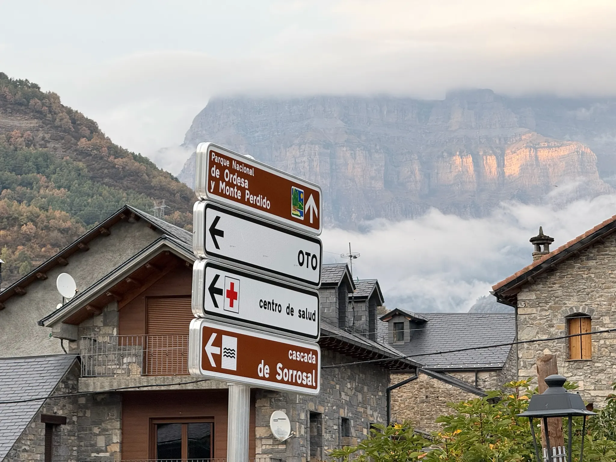 Cartel de señalización en Broto con direcciones al Parque Nacional de Ordesa y la cascada de Sorrosal. Foto propia La Maleta Inquieta, octubre 2026