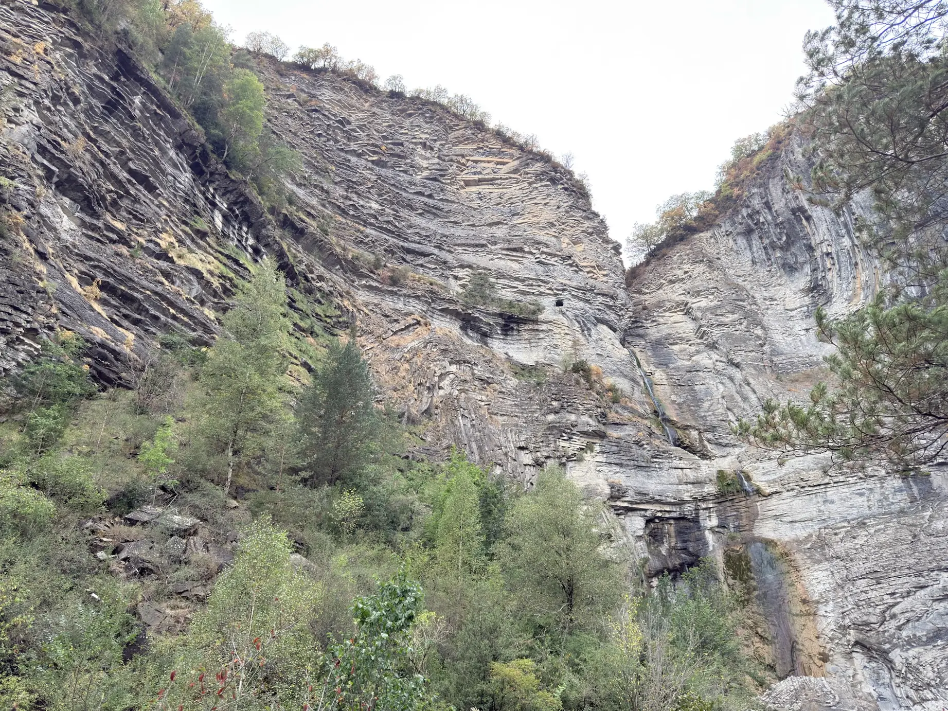 Paredes verticales rocosas estratificadas formando un cañón cerca de Broto. Foto propia La Maleta Inquieta, octubre 2026