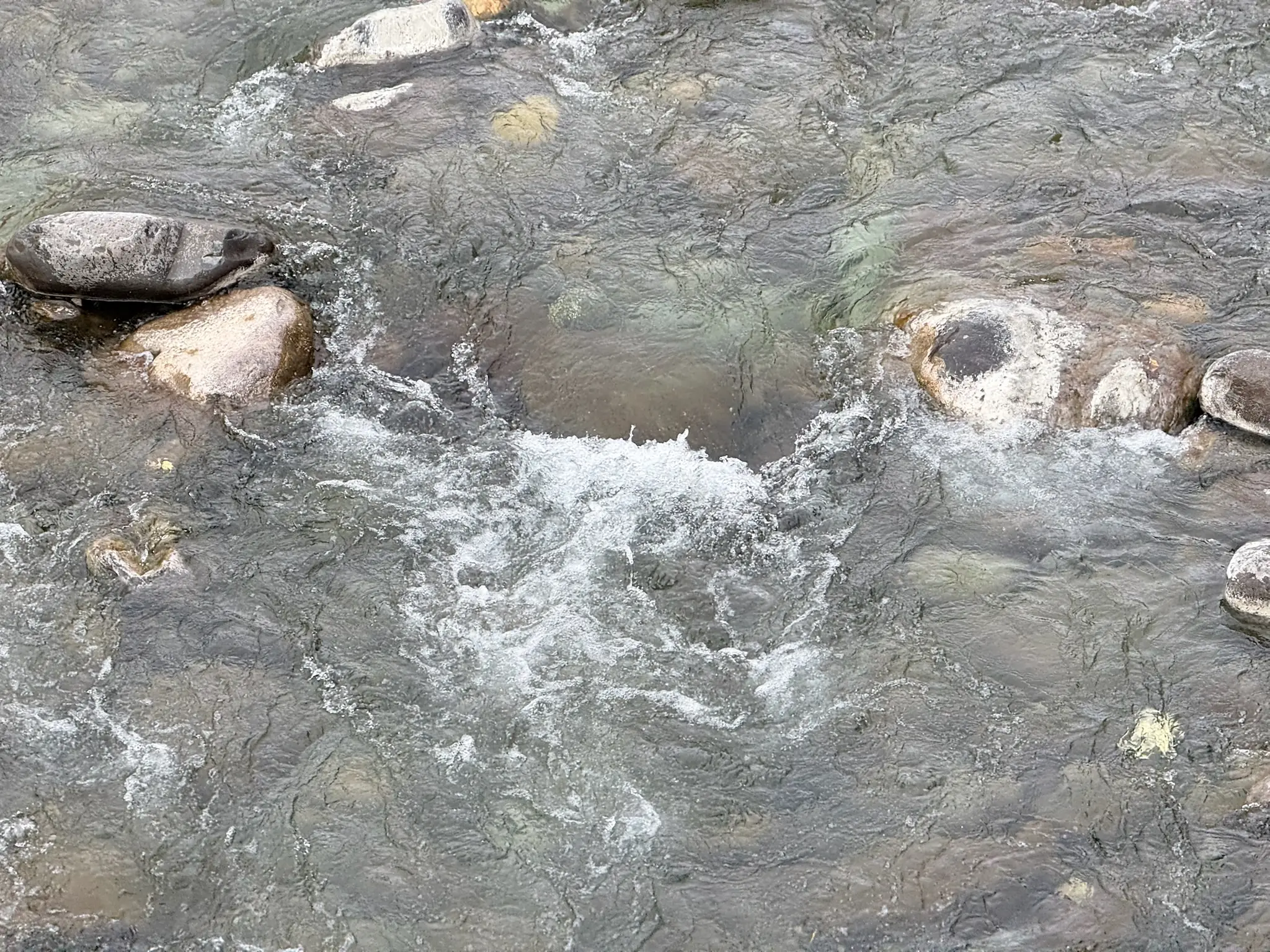 Agua clara corriendo entre rocas del lecho del río Ara a su paso por Broto. Foto propia La Maleta Inquieta, octubre 2026