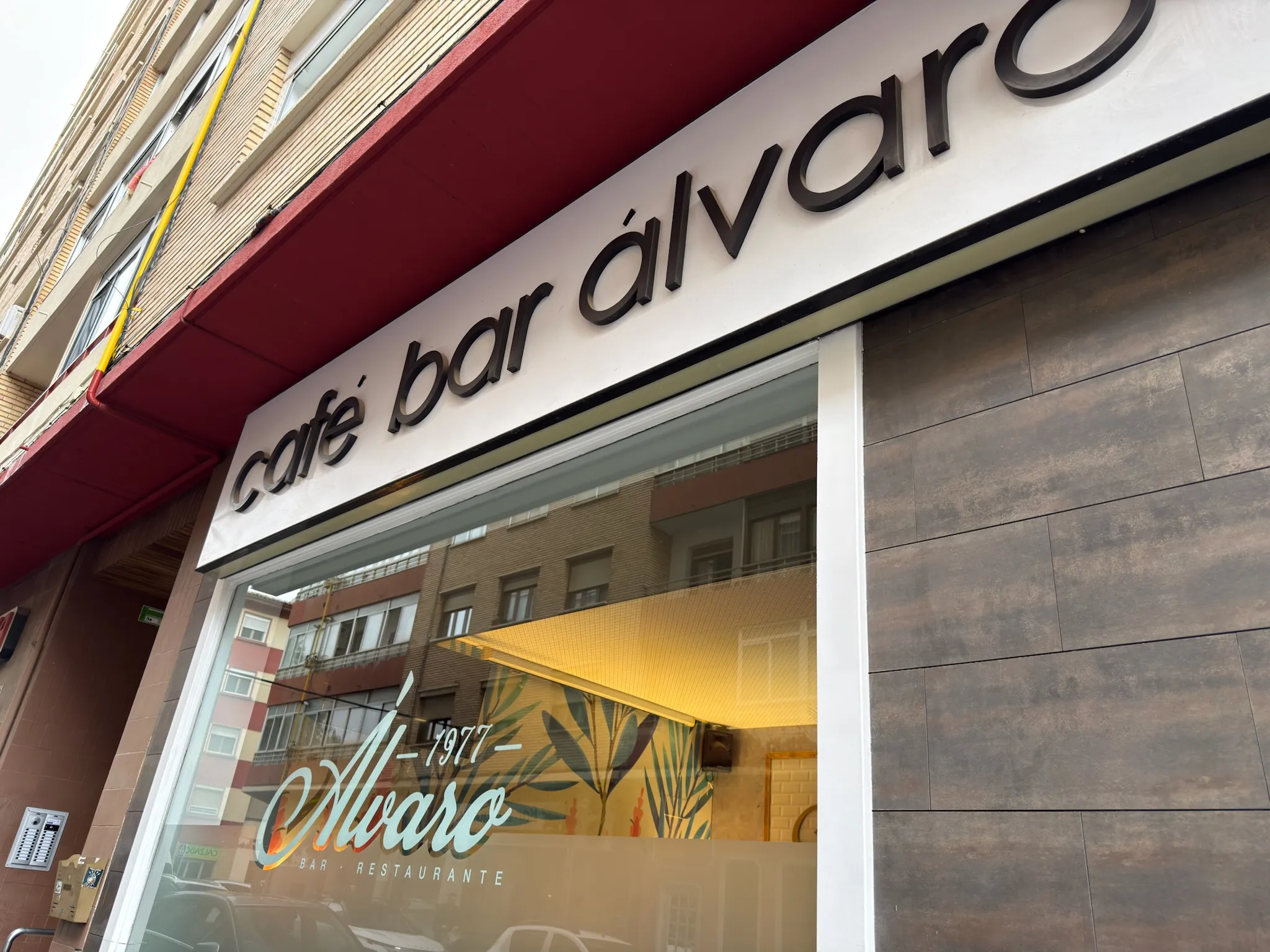 Fachada del Café bar Álvaro en Huesca, establecimiento tradicional con letrero rojo y blanco. Foto propia La Maleta Inquieta, octubre 2026