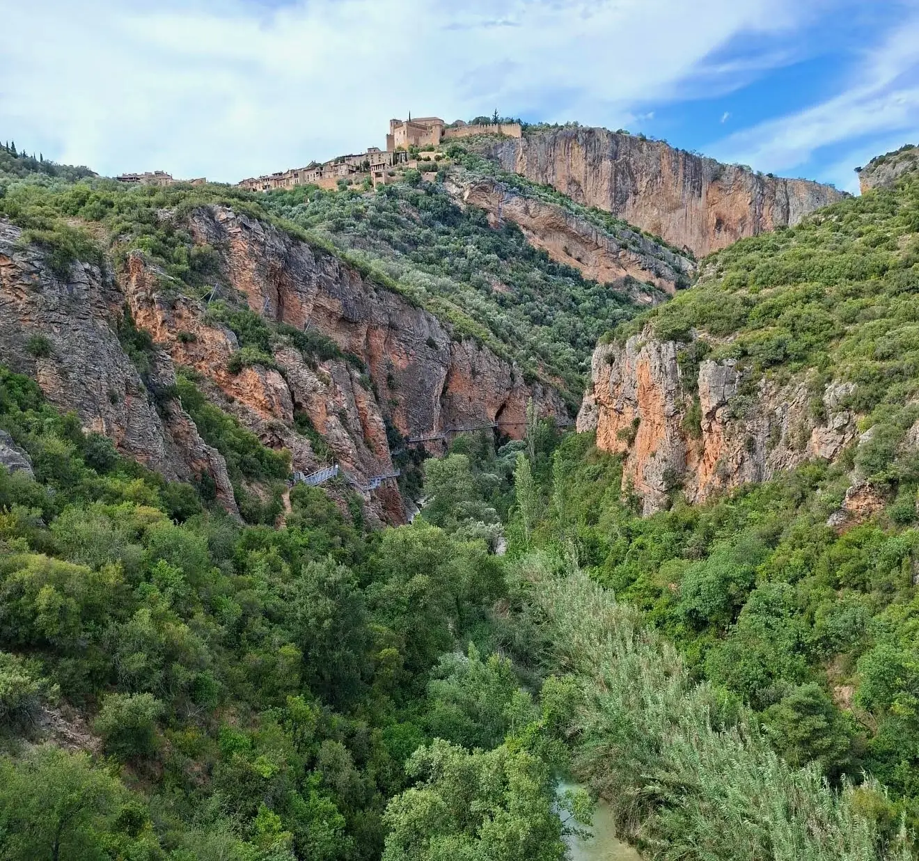 Vista panorámica del cañón del río Vero con Alquézar en lo alto del acantilado. Foto propia La Maleta Inquieta, octubre 2026