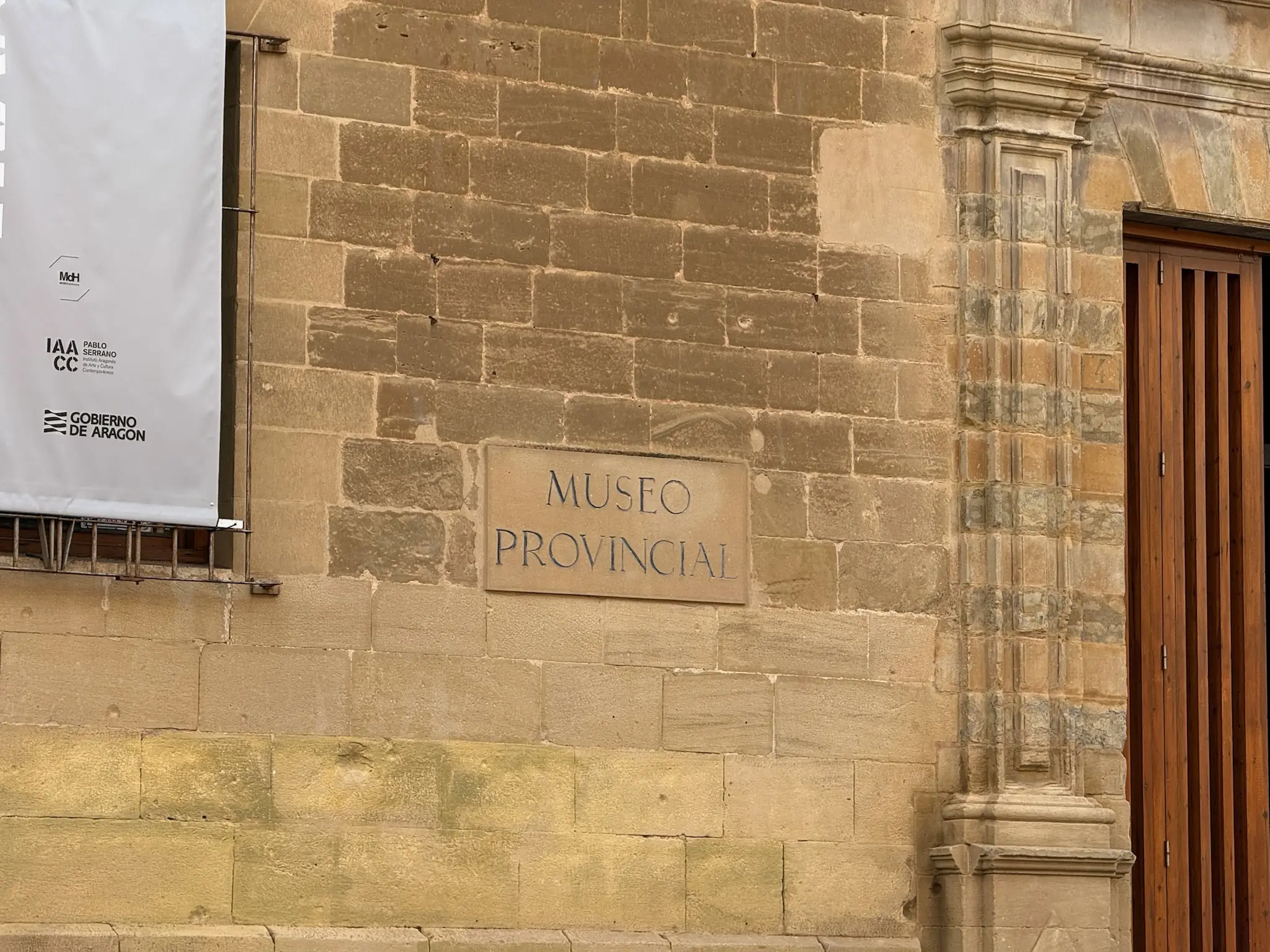 Cartel de piedra con la inscripción Museo Provincial en la fachada del Museo de Huesca. Foto propia La Maleta Inquieta, octubre 2026