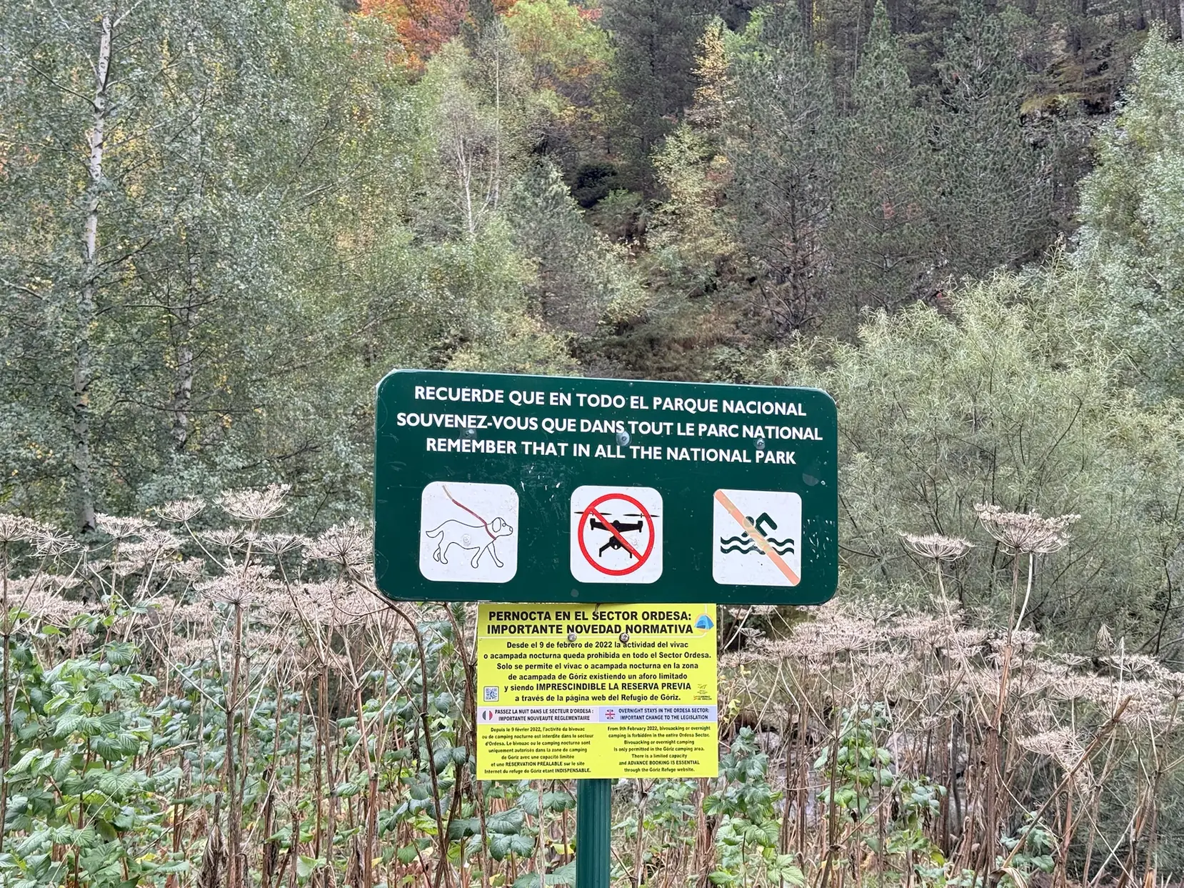 Cartel informativo del Parque Nacional sobre pernocta y normativa en el sector Ordesa. Foto propia La Maleta Inquieta, octubre 2026