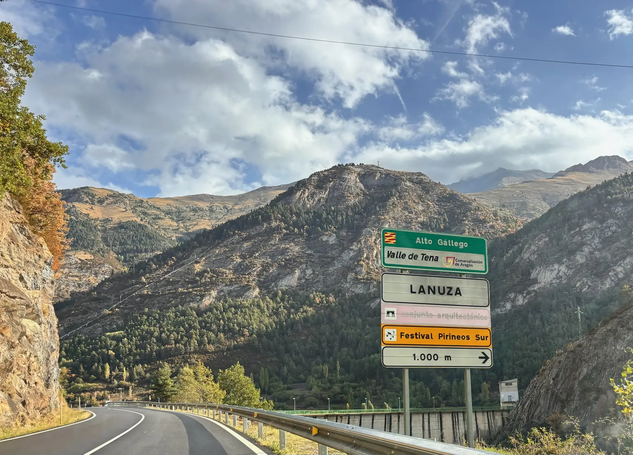 Cartel de carretera indicando Valle de Tena, Lanuza y Festival Pirineos Sur a 1000 metros. Foto propia La Maleta Inquieta, octubre 2026