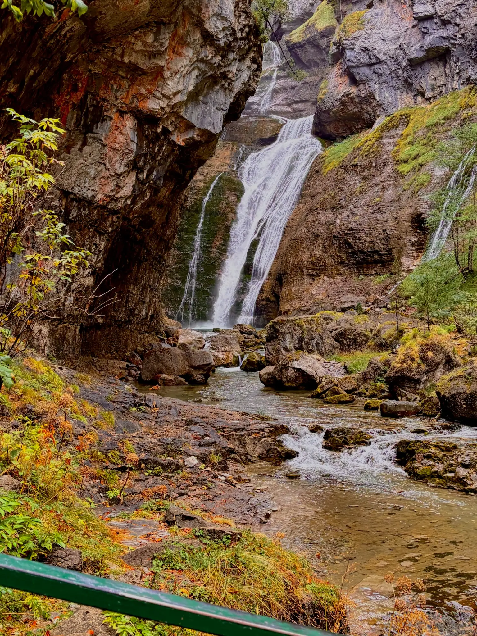 Cascada en dos saltos entre paredes de roca caliza con musgo y barandilla de seguridad en Ordesa. Foto propia La Maleta Inquieta, octubre 2026