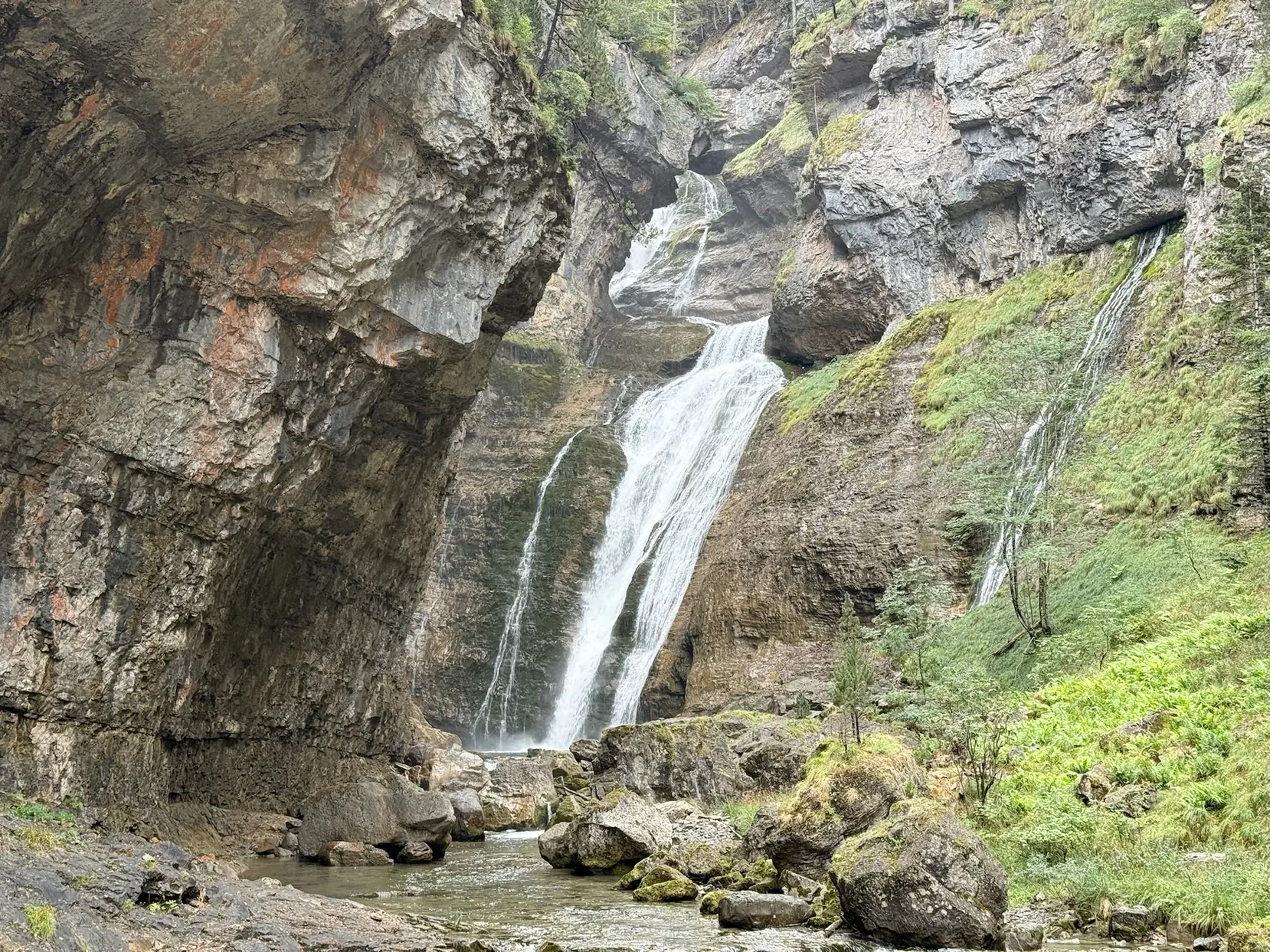 Cascada alta entre paredes rocosas con poza al pie en el valle de Ordesa. Foto propia La Maleta Inquieta, octubre 2026