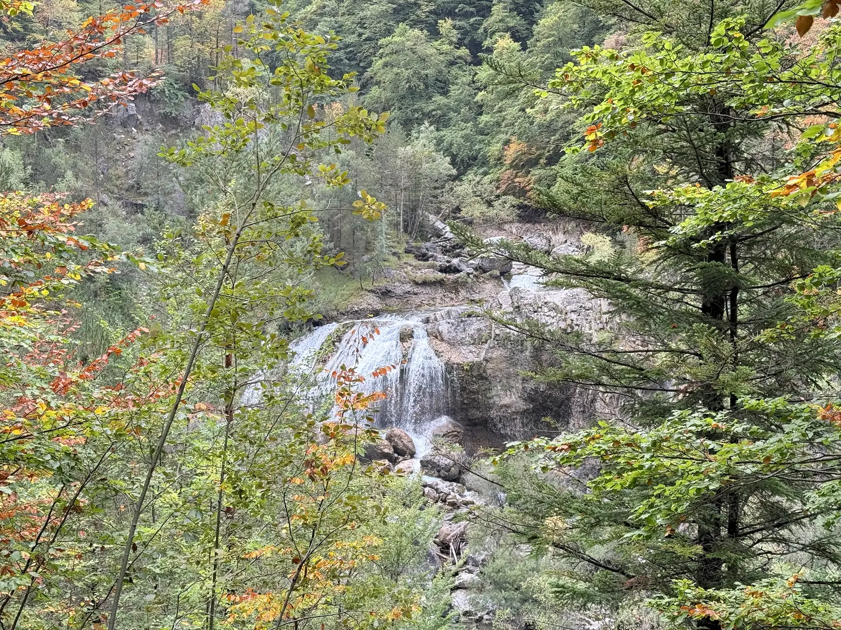 Cascada en el río Arazas enmarcada por vegetación de otoño en el valle de Ordesa. Foto propia La Maleta Inquieta, octubre 2026