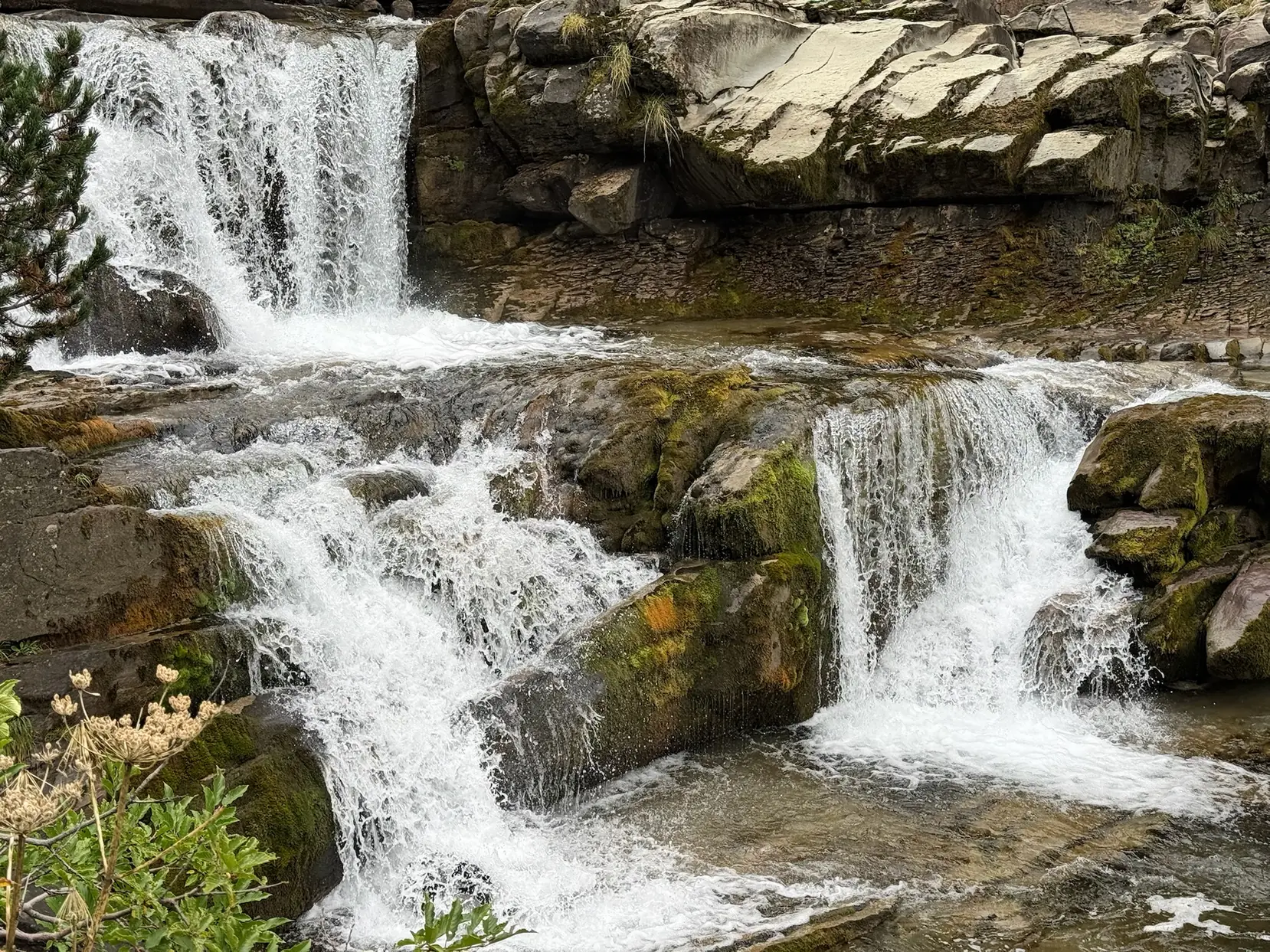 Cascadas formando múltiples saltos entre rocas cubiertas de musgo en el río Arazas. Foto propia La Maleta Inquieta, octubre 2026