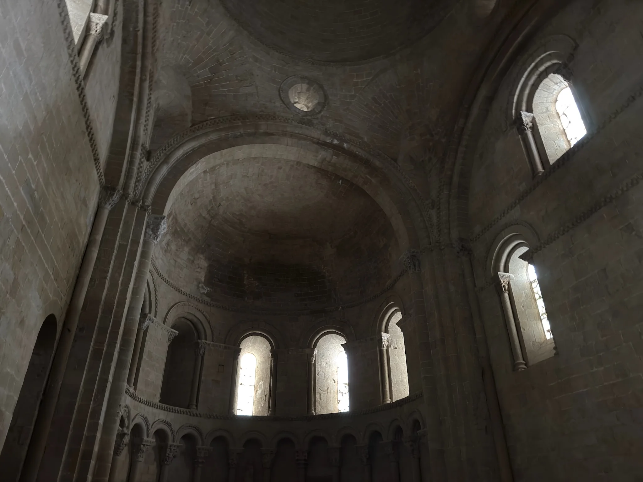Interior del ábside románico de la iglesia del castillo de Loarre con bóveda de horno, arquerías y ventanas de medio punto. Foto propia La Maleta Inquieta, octubre 2026