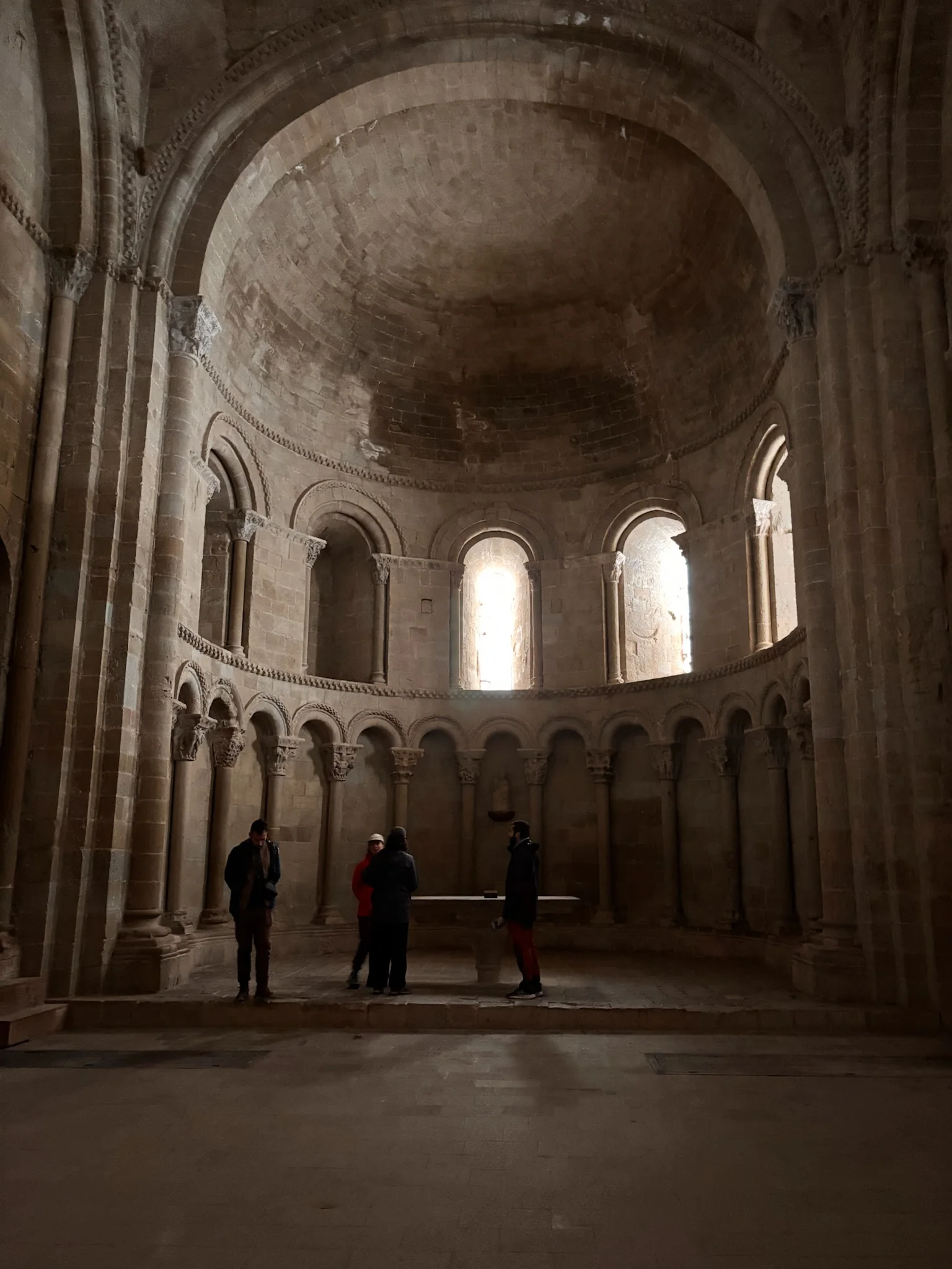 Ábside románico de la iglesia del castillo de Loarre con bóveda de horno, ventanales y arquería de medio punto con capiteles tallados. Foto propia La Maleta Inquieta, octubre 2026