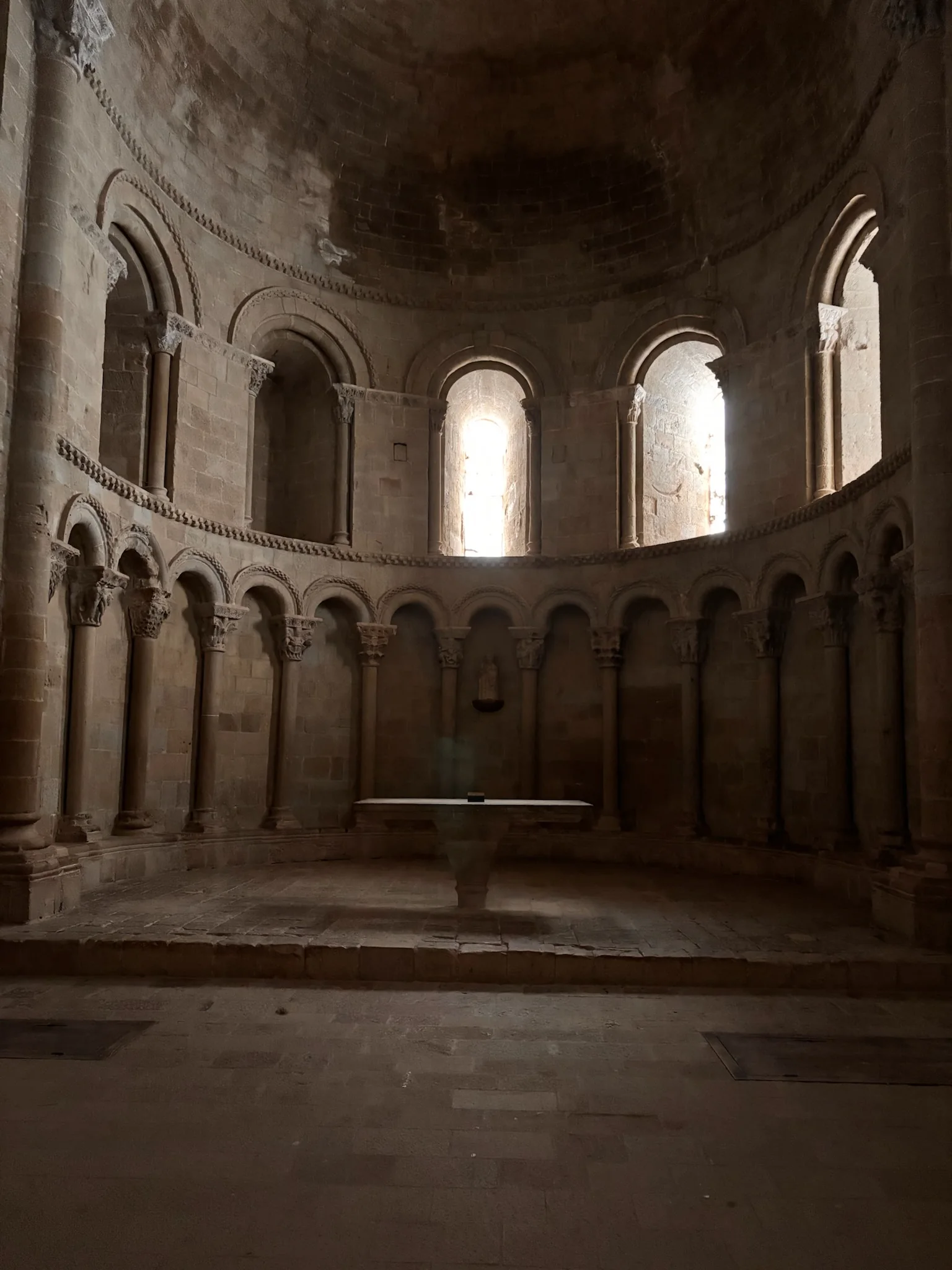 Ábside de la iglesia románica del castillo de Loarre con arcos de medio punto, columnas y ventanas aspilleras. Foto propia La Maleta Inquieta, octubre 2026