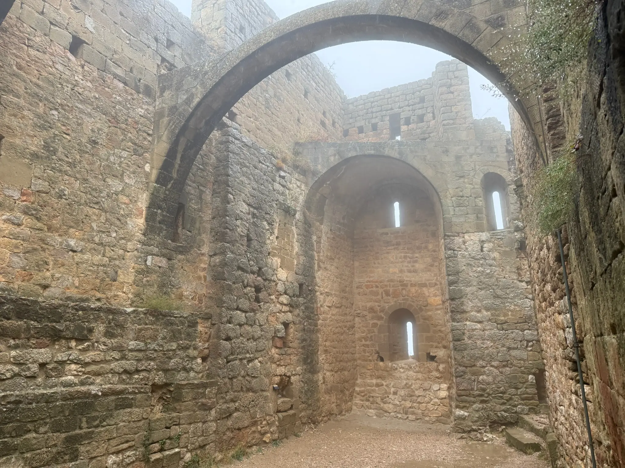 Dependencias interiores del castillo de Loarre con arcos de piedra y ventanas saeteras. Foto propia La Maleta Inquieta, octubre 2026