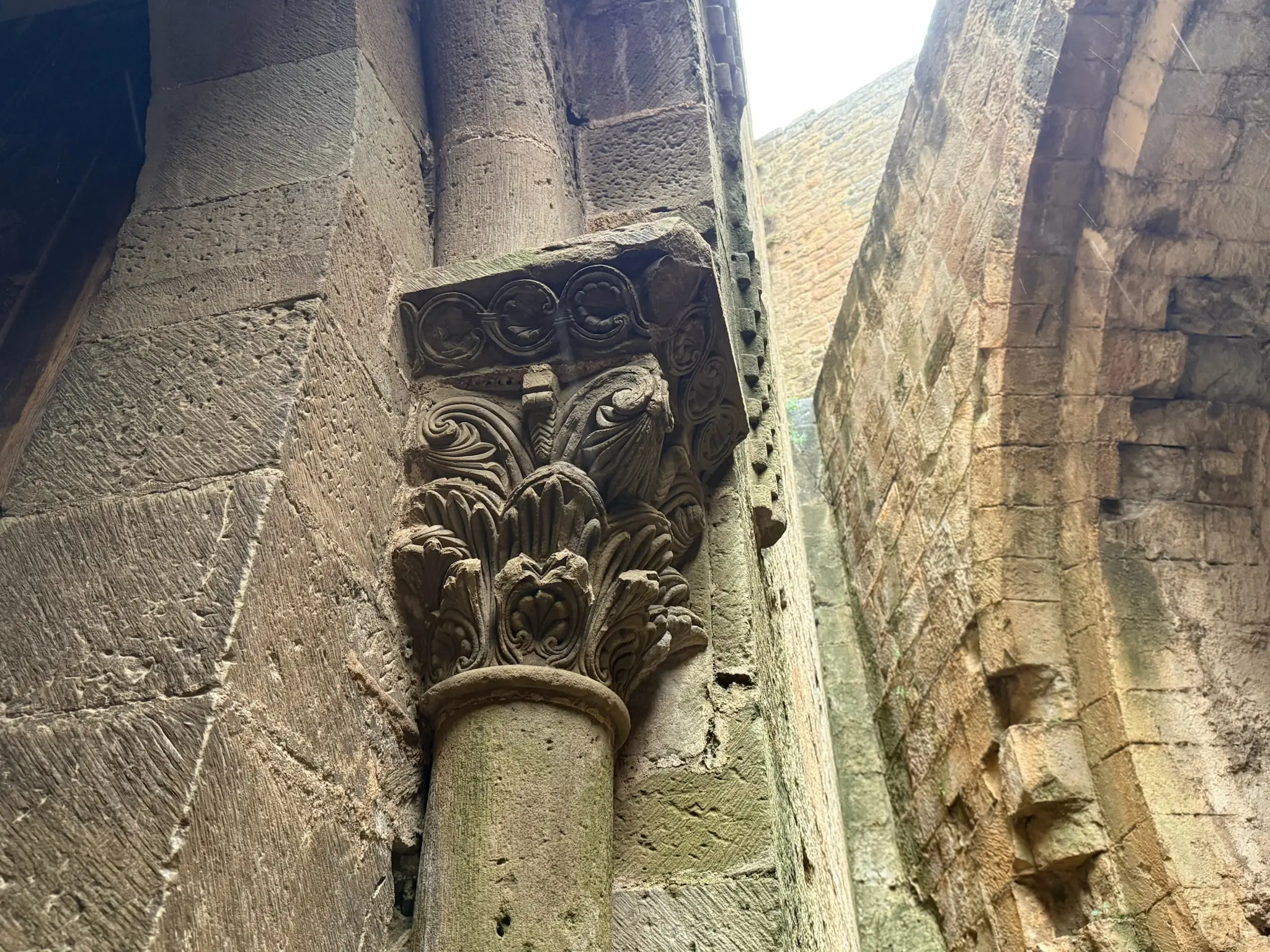 Capitel románico decorado con talla vegetal en el castillo de Loarre. Foto propia La Maleta Inquieta, octubre 2026