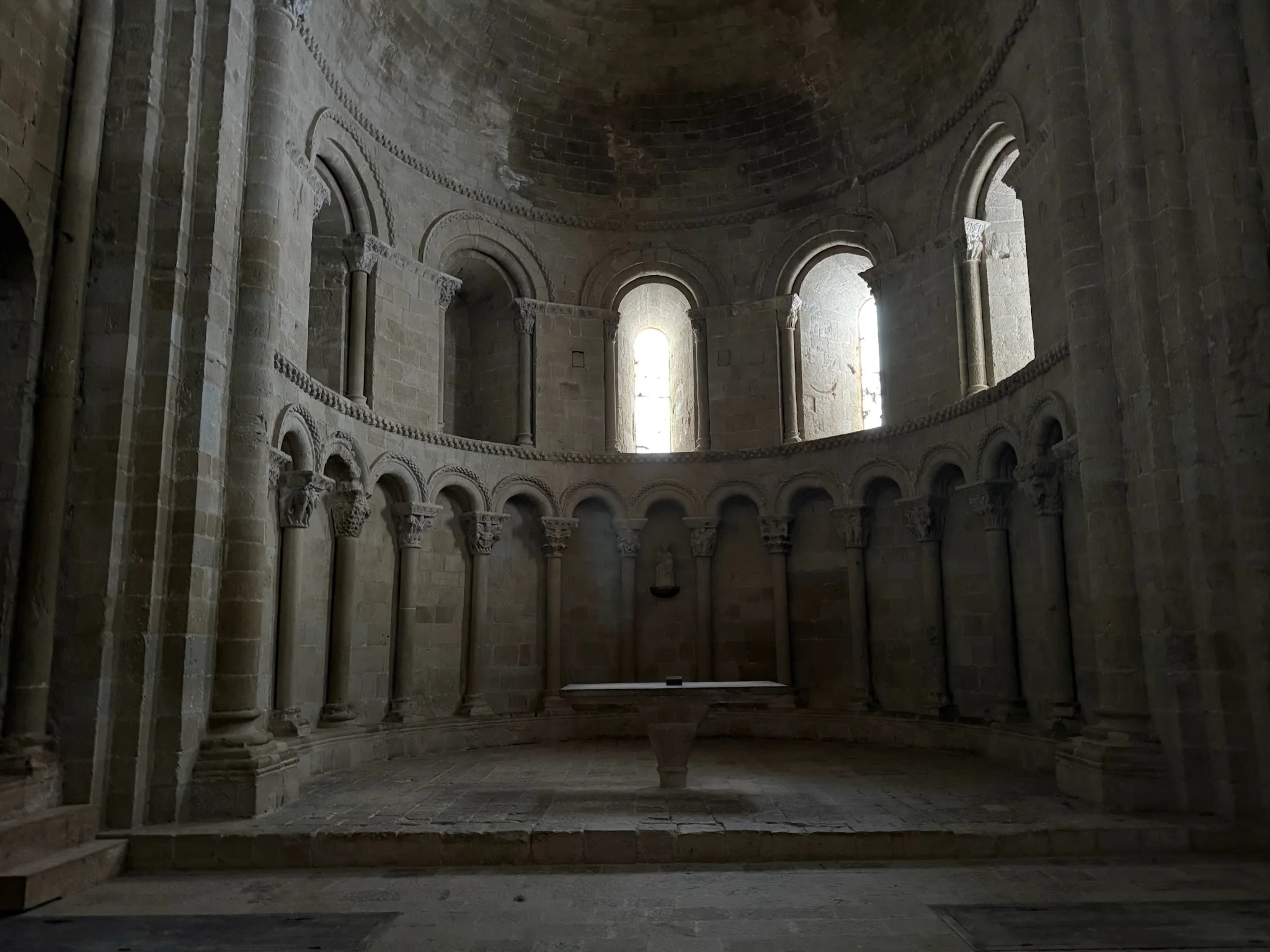 Interior de la iglesia románica del castillo de Loarre con columnas, capiteles y ventanas saeteras. Foto propia La Maleta Inquieta, octubre 2026
