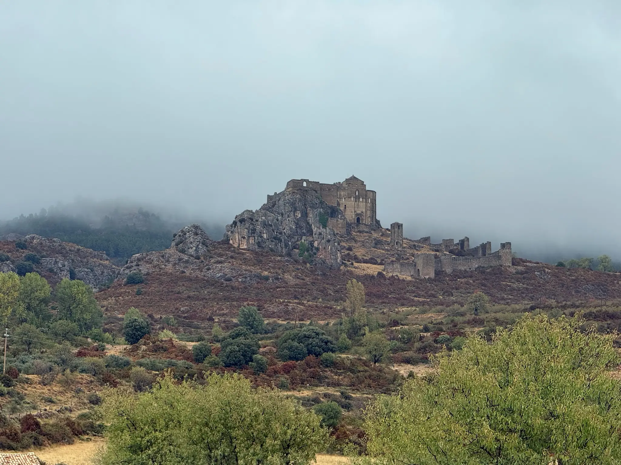 Vista panorámica del castillo de Loarre sobre su peña rocosa rodeado de niebla en la sierra. Foto propia La Maleta Inquieta, octubre 2026