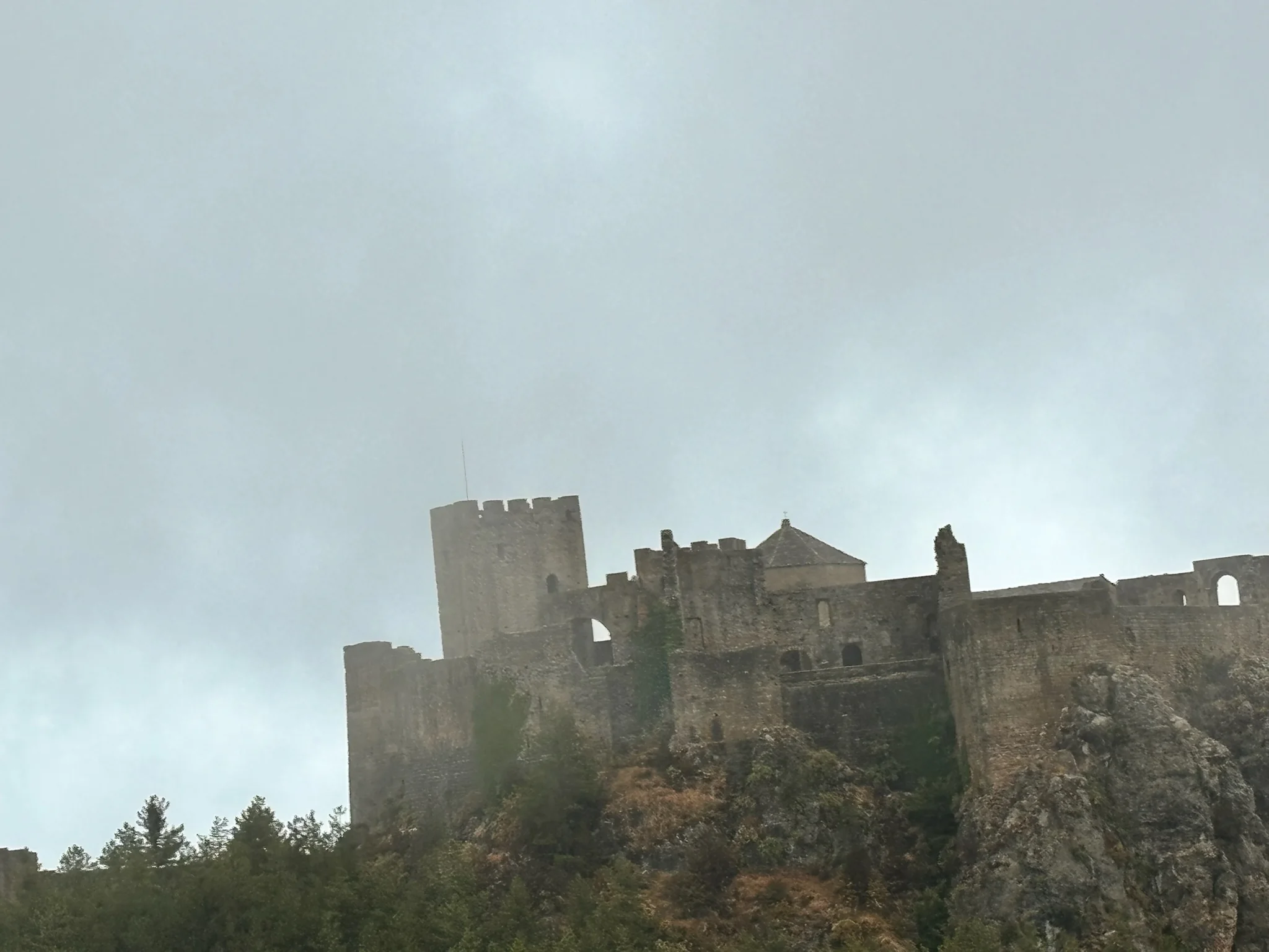 Torre del homenaje y murallas del castillo de Loarre con sus almenas de piedra sobre la peña rocosa. Foto propia La Maleta Inquieta, octubre 2026