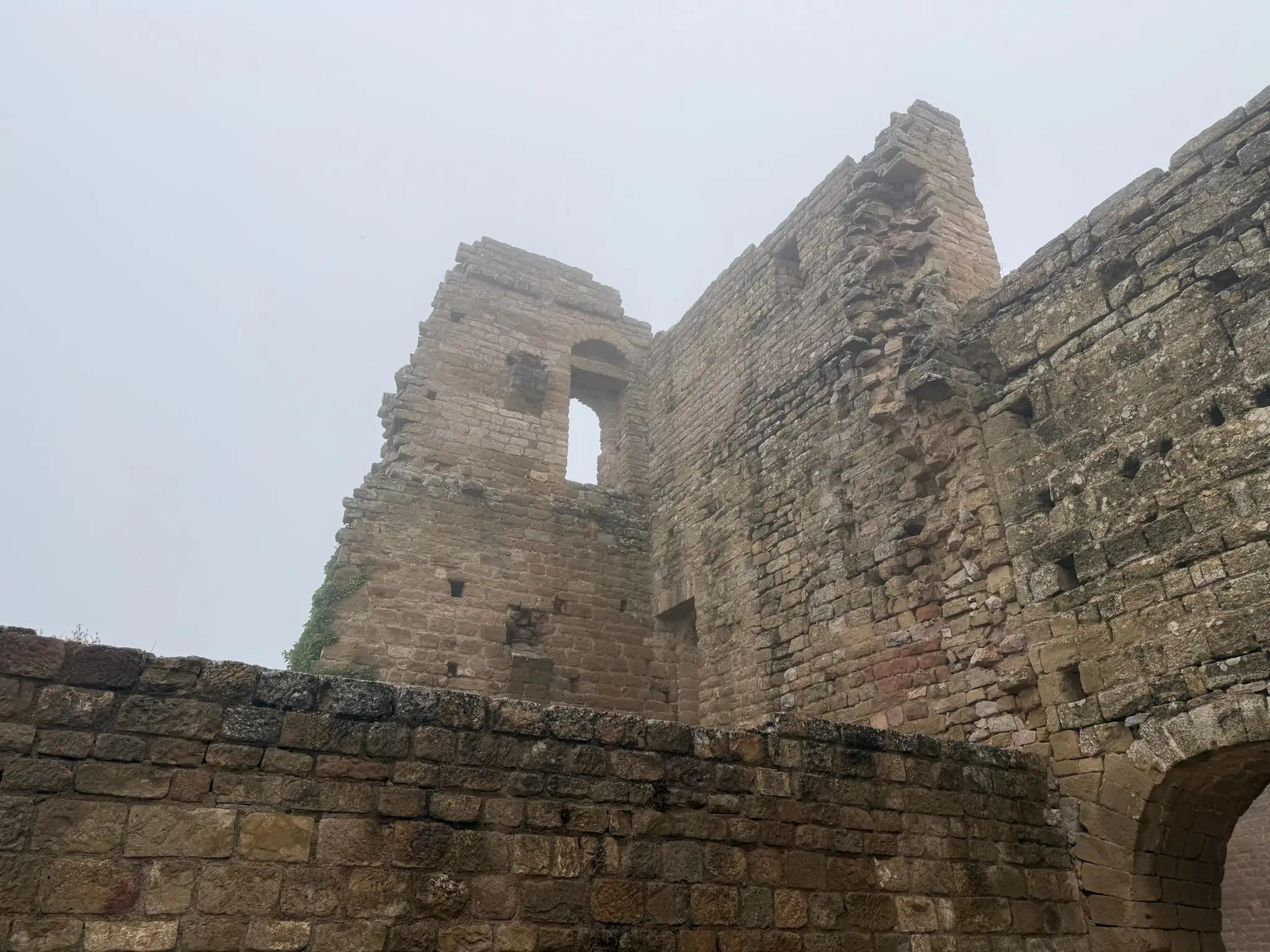 Torres y murallas del castillo de Loarre vistas desde el interior del recinto fortificado. Foto propia La Maleta Inquieta, octubre 2026