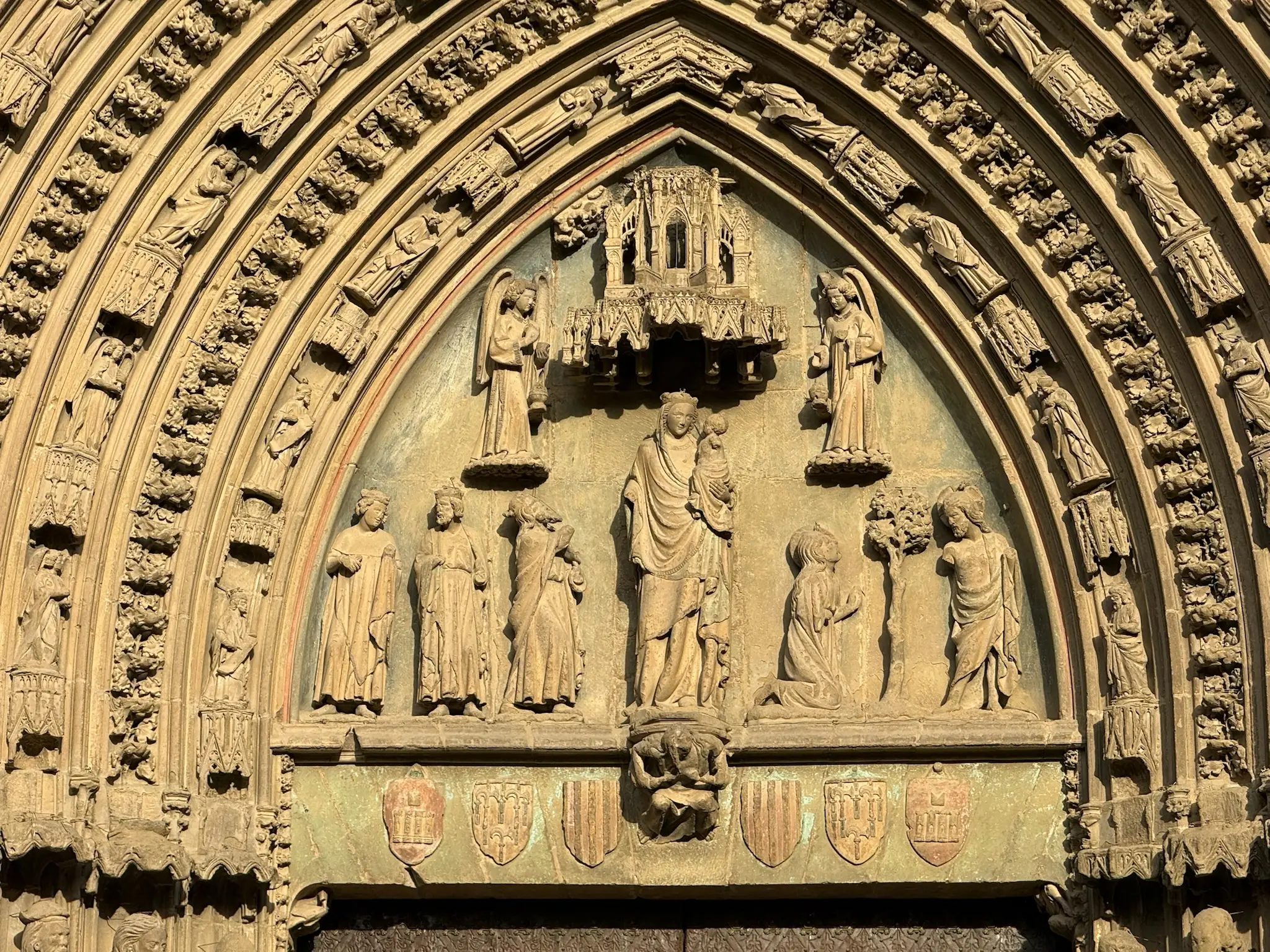 Portada gótica de la Catedral de Huesca con arquivoltas decoradas. Foto propia La Maleta Inquieta, octubre 2026