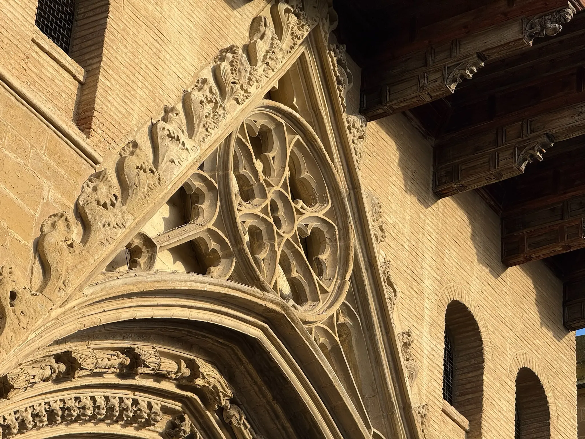 Rosetón gótico con tracería de piedra en la fachada de la Catedral de Huesca. Foto propia La Maleta Inquieta, octubre 2026