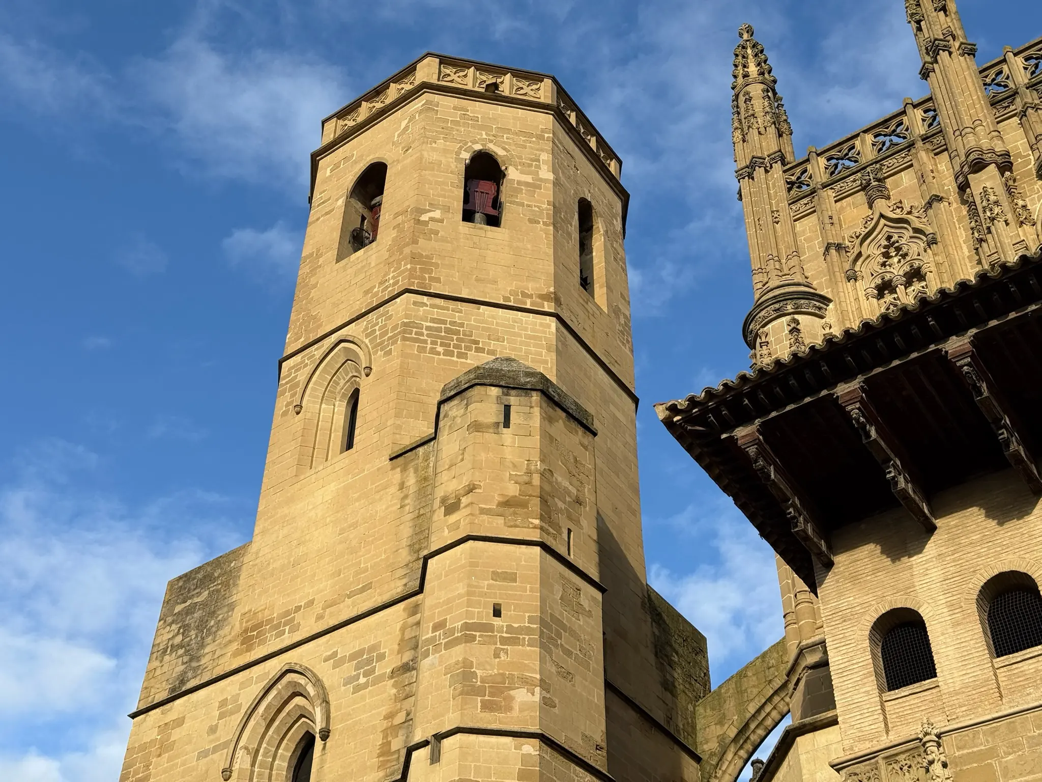 Torre campanario octogonal de la Catedral de Huesca junto a los pináculos góticos de la fachada, con cielo azul. Foto propia La Maleta Inquieta, octubre 2026