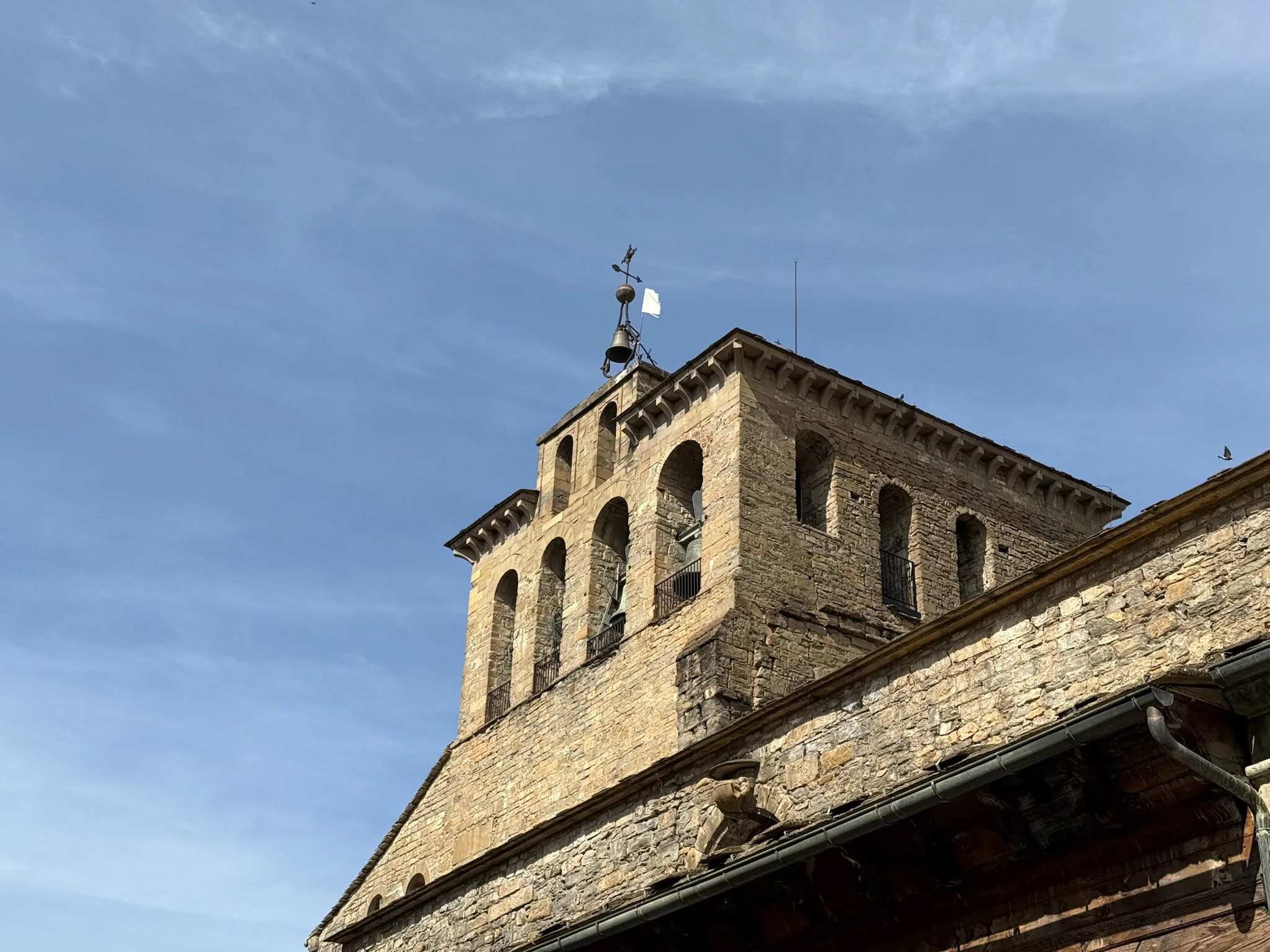 Campanario de la Catedral de Jaca con arcos románicos en varios niveles y remate superior. Foto propia La Maleta Inquieta, octubre 2026