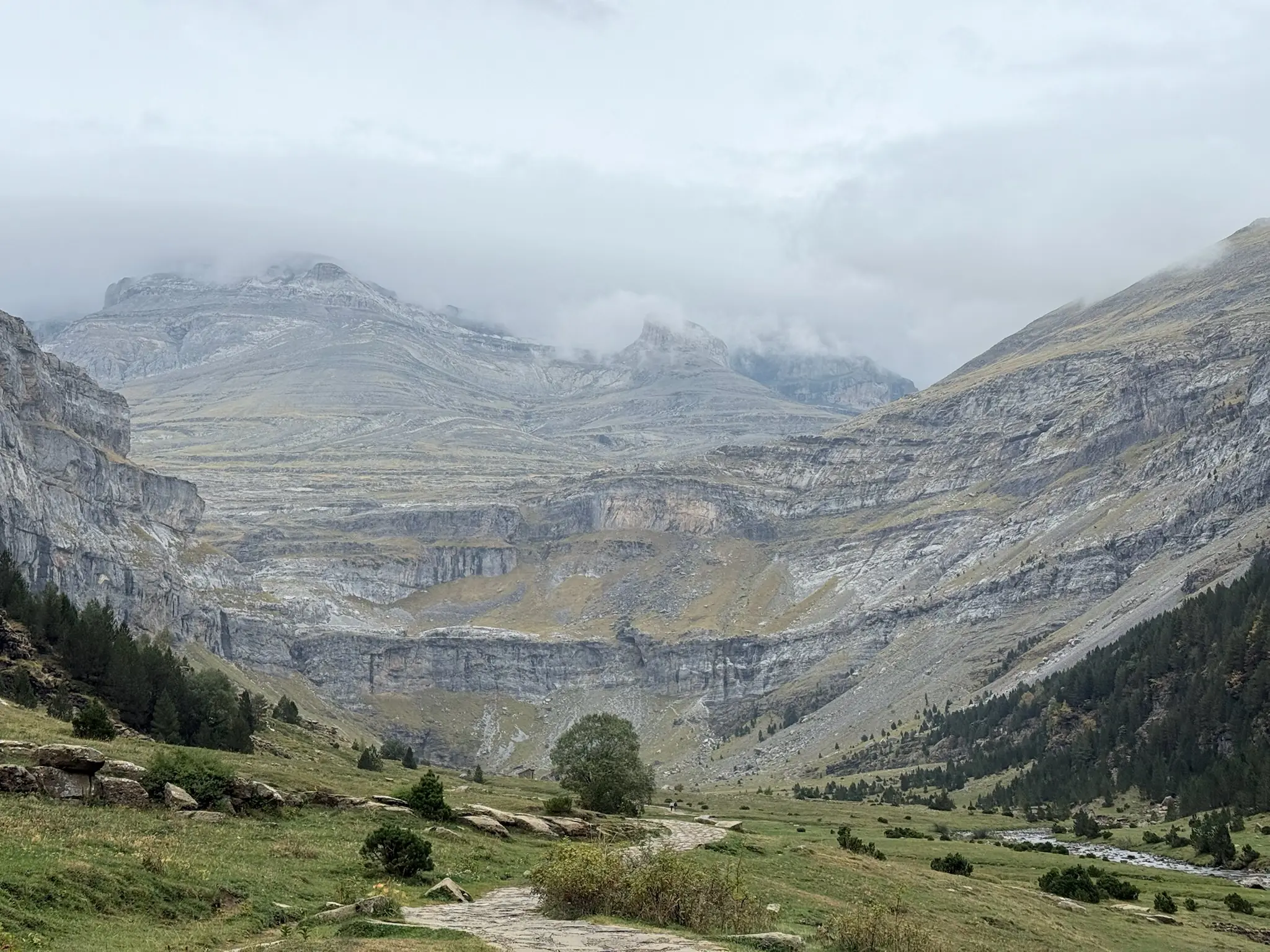 Circo de Soaso con Monte Perdido entre nubes visto desde la pradera verde del fondo del valle. Foto propia La Maleta Inquieta, octubre 2026