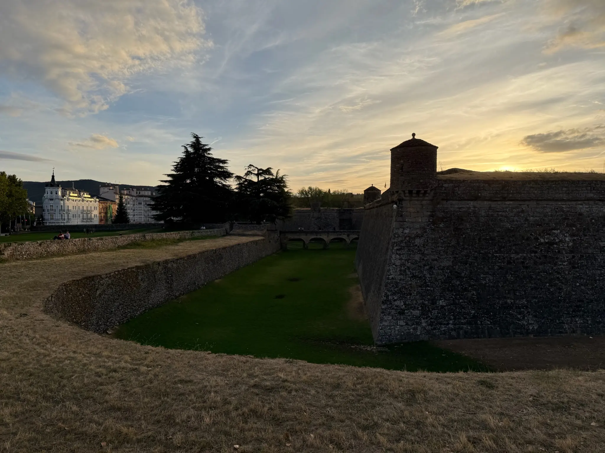 Ciudadela de Jaca al atardecer con murallas, torre, puente sobre el foso y ciudad al fondo. Foto propia La Maleta Inquieta, octubre 2026